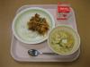 823キロカロリー、白飯、牛乳、チンジャオロースー丼、中華風コーン卵スープ