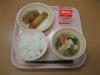 824キロカロリー、白飯、牛乳、春巻き、ヤーコンチャプチェ、肉団子スープ