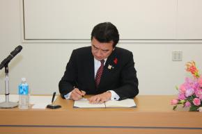 協定書に署名する粟市長の画像