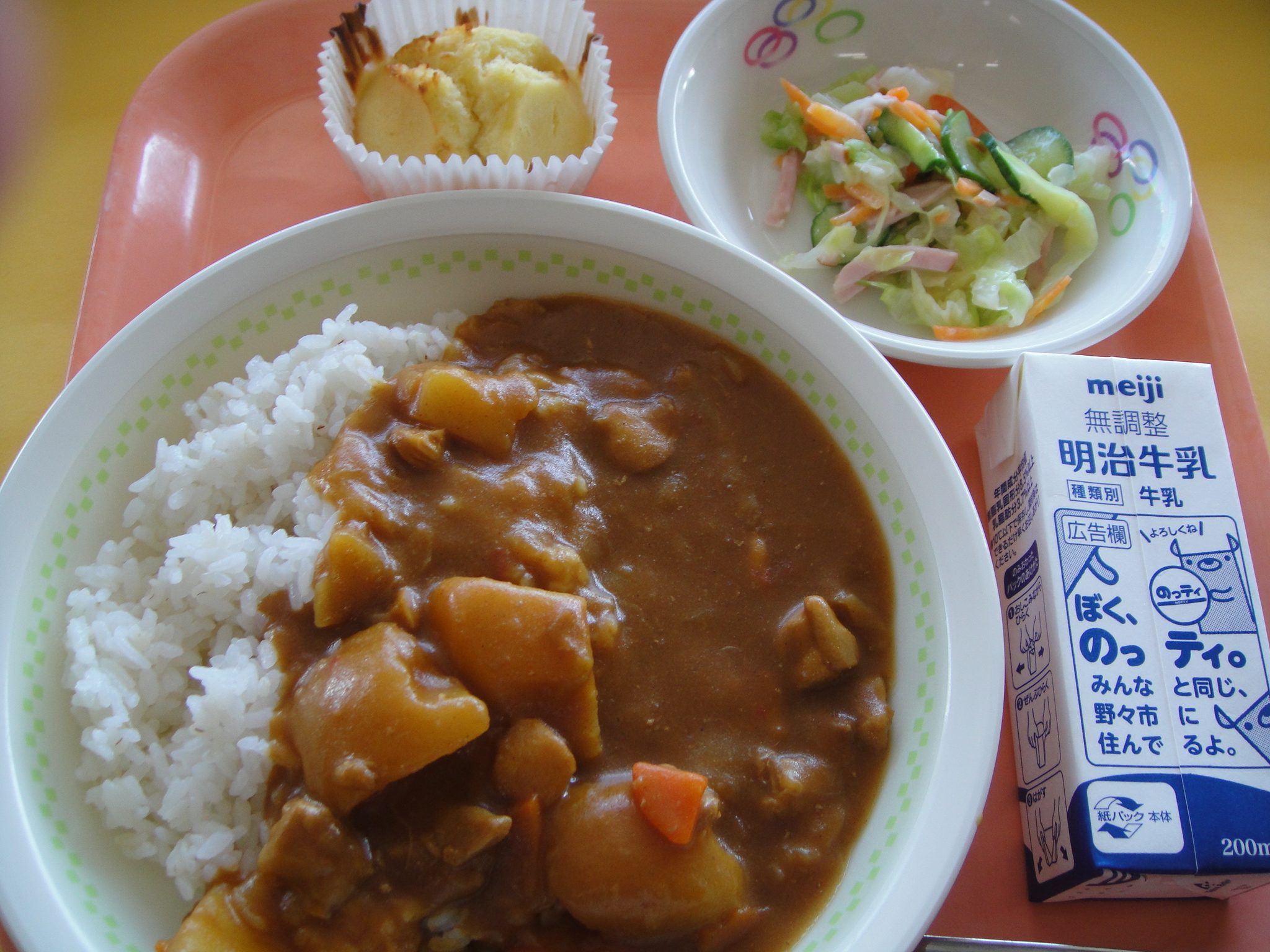 796kcal　チキンカレーライス（麦飯）　牛乳　コールスローサラダ　りんごのカップケーキ