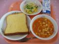 639kcal　フレンチトースト　牛乳　スナップエンドウのサラダ　ポークビーンズ