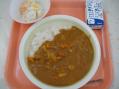 744kcal　カレーライス（麦飯）　牛乳　フルーツヨーグルト