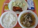 662kcal　ごはん　牛乳　ふりかけ　とりにくのバーベキューソース　マカロニサラダ　とうがんじる