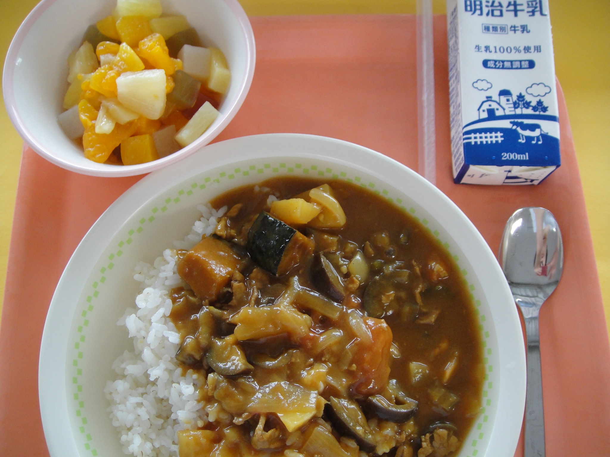 707kcal　ののいちしサマーカレー　牛乳　フルーツカクテル