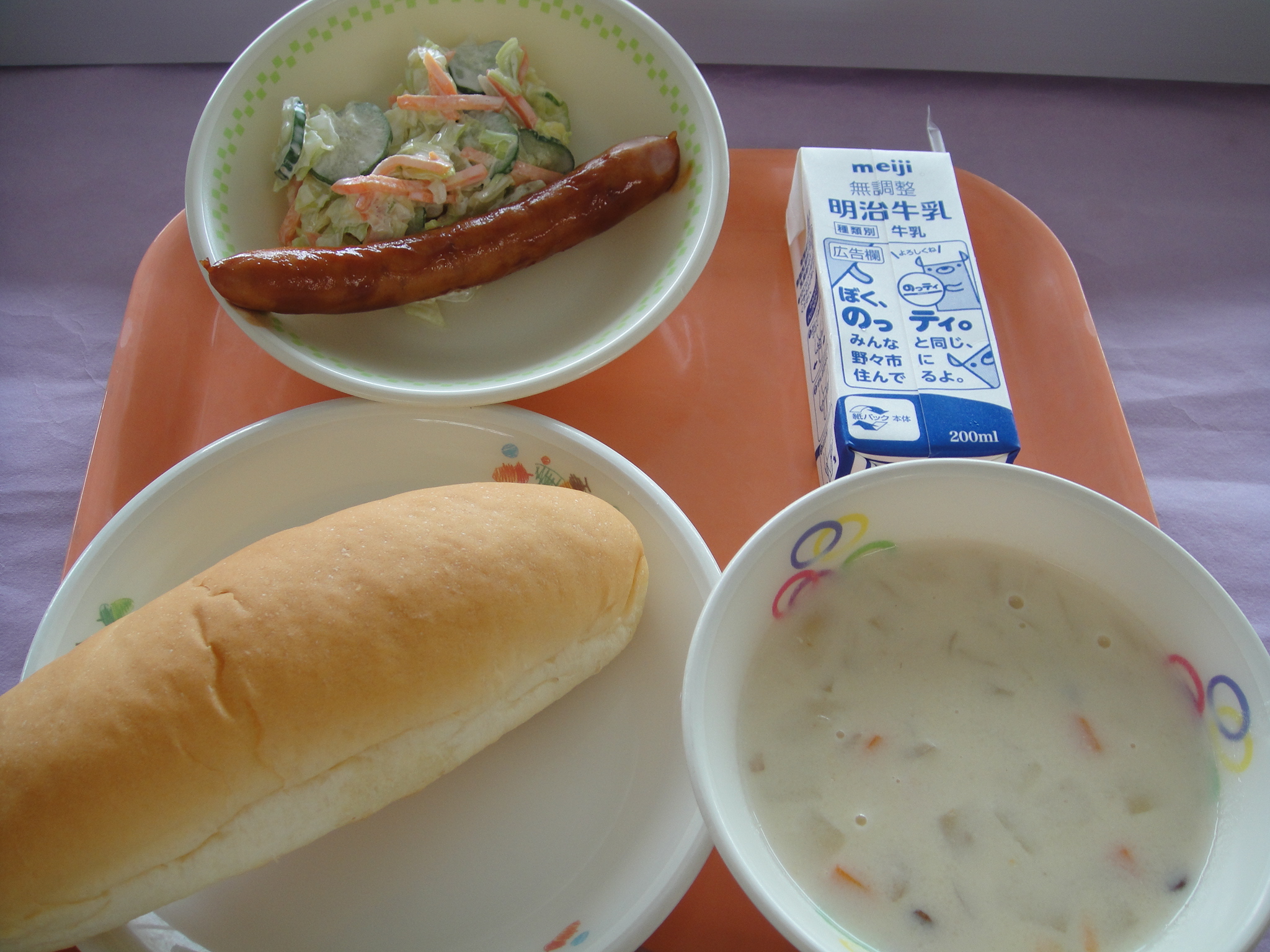 672㎉ コッペパン 牛乳 ウインナー コールスローサラダ まめのチャウダー