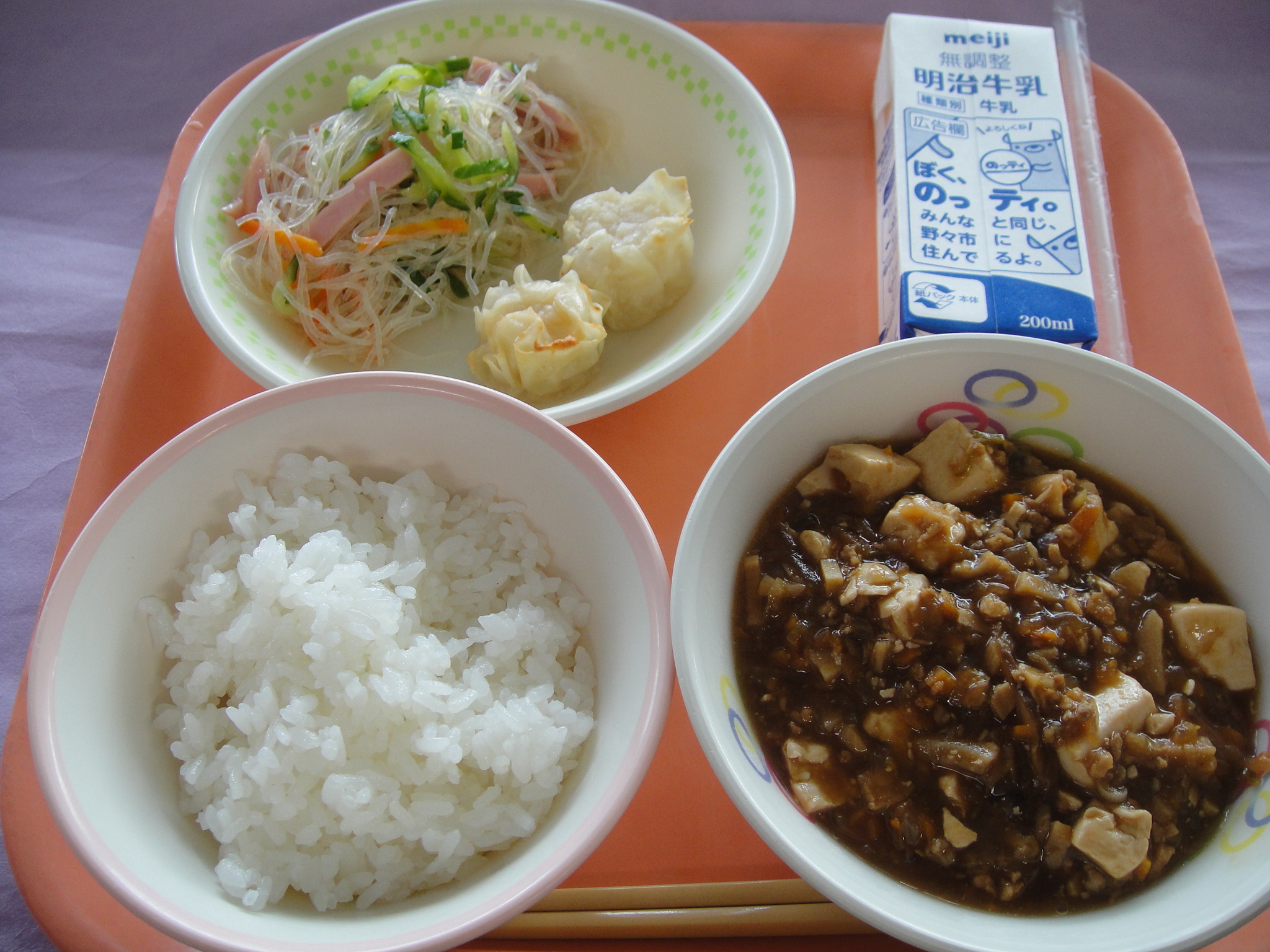 648㎉ ごはん 牛乳 えびシューマイ バンサンスー マーボーどうふ