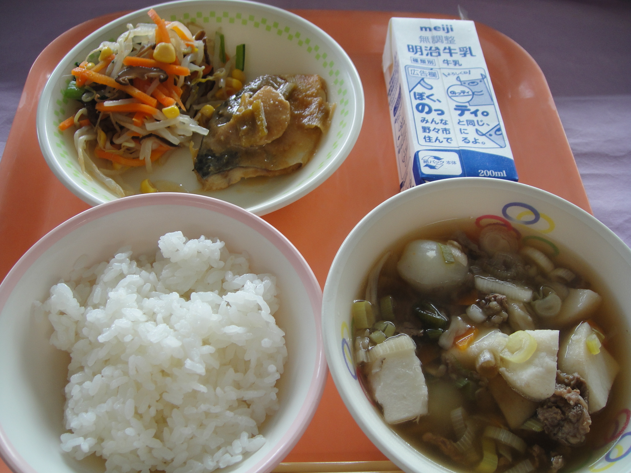 655㎉ ごはん 牛乳 さばのみそに ごしきあえ いもっこじる
