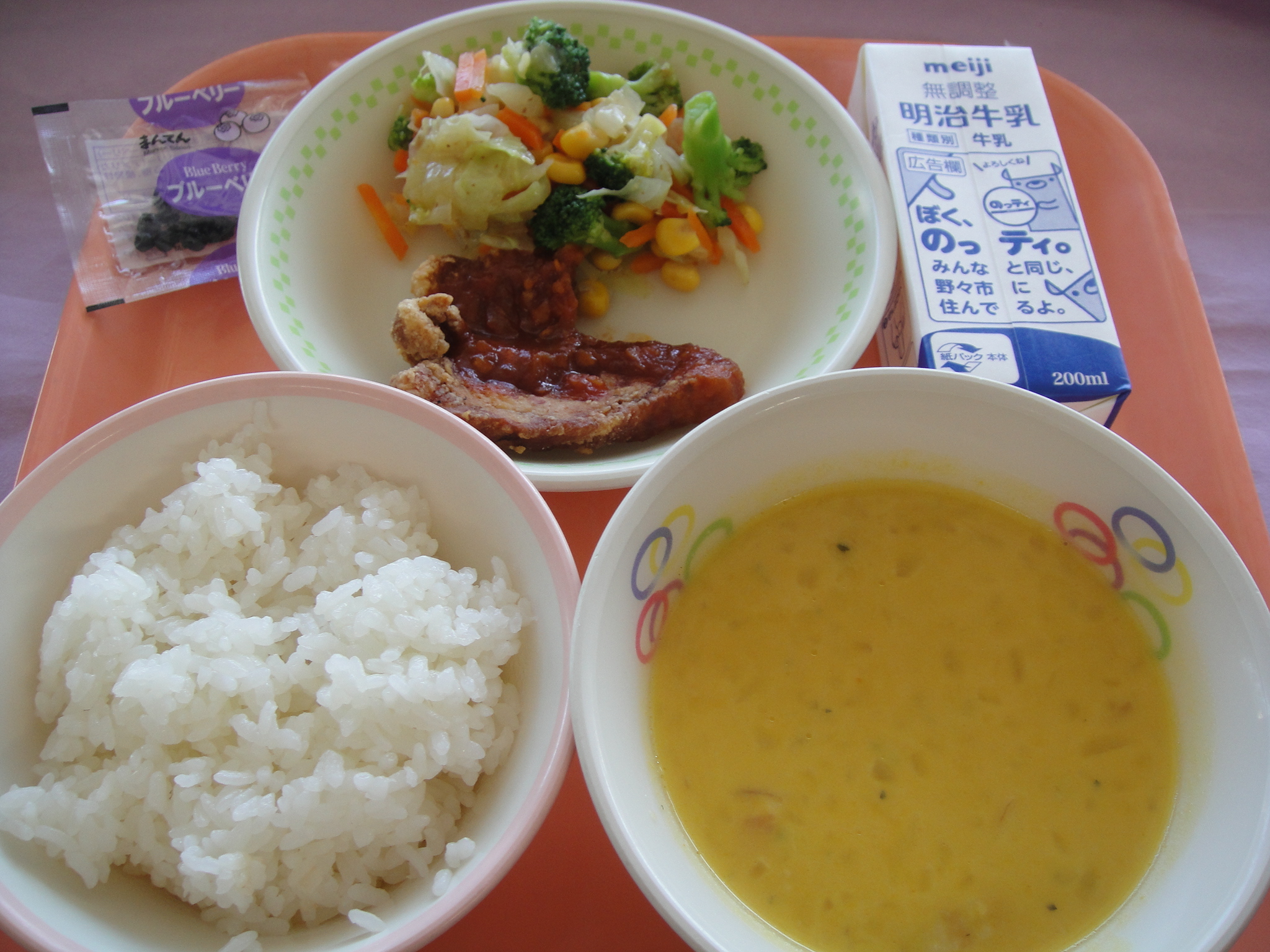 756㎉ ごはん 牛乳 ぶたにくのバーベキューソース ブロッコリーのサラダ かぼちゃのポタージュ ブルーベリー