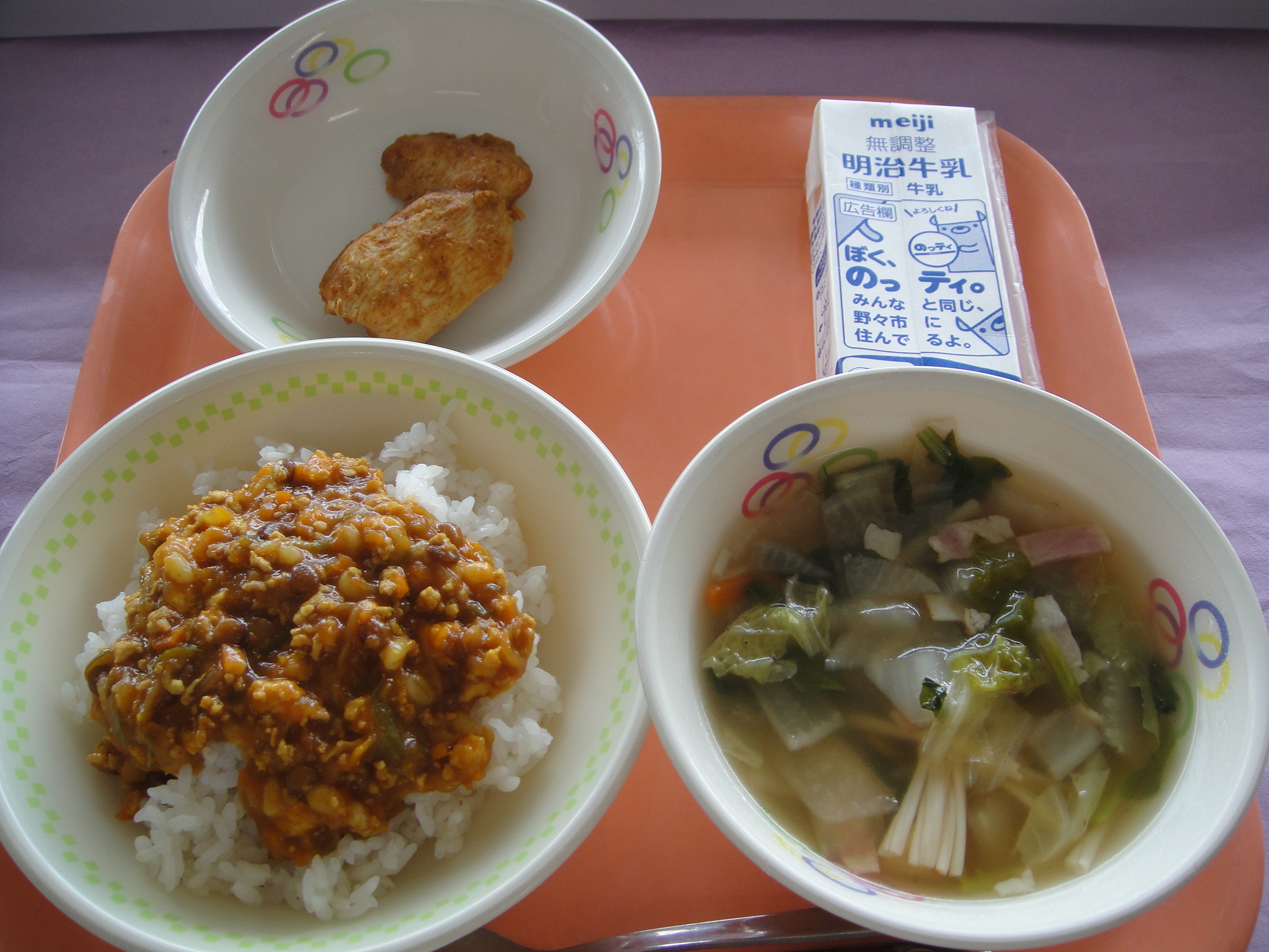 699㎉ むぎごはん 牛乳 キーマカレー タンドリーチキン やさいスープ