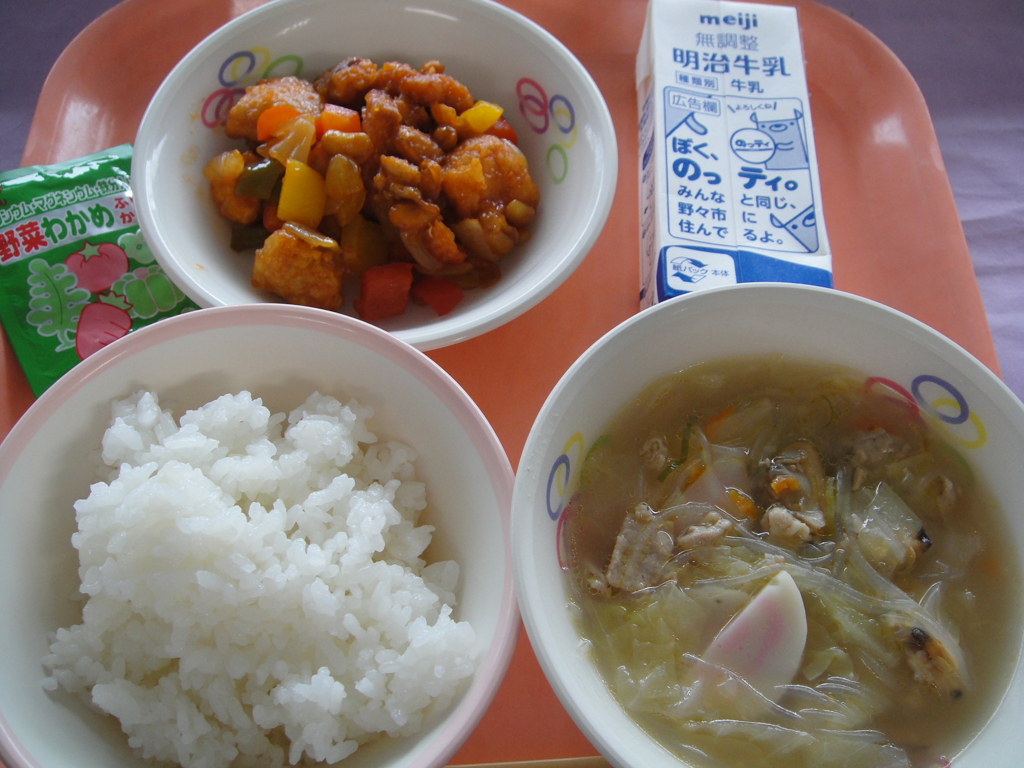 691㎉ ごはん 牛乳 さけとだいずのチリソース タイピーエン ふりかけ