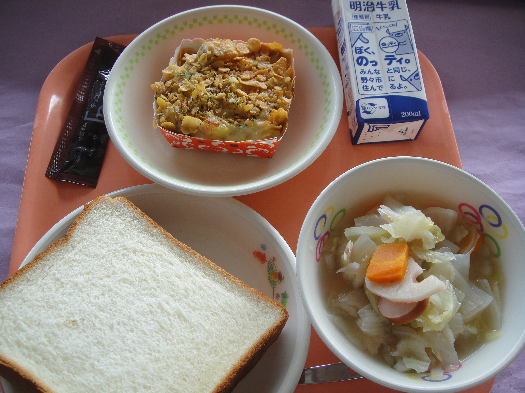 676kcal ミルク食パン 牛乳 さつまいもグラタン こんさいポトフ チョコクリーム