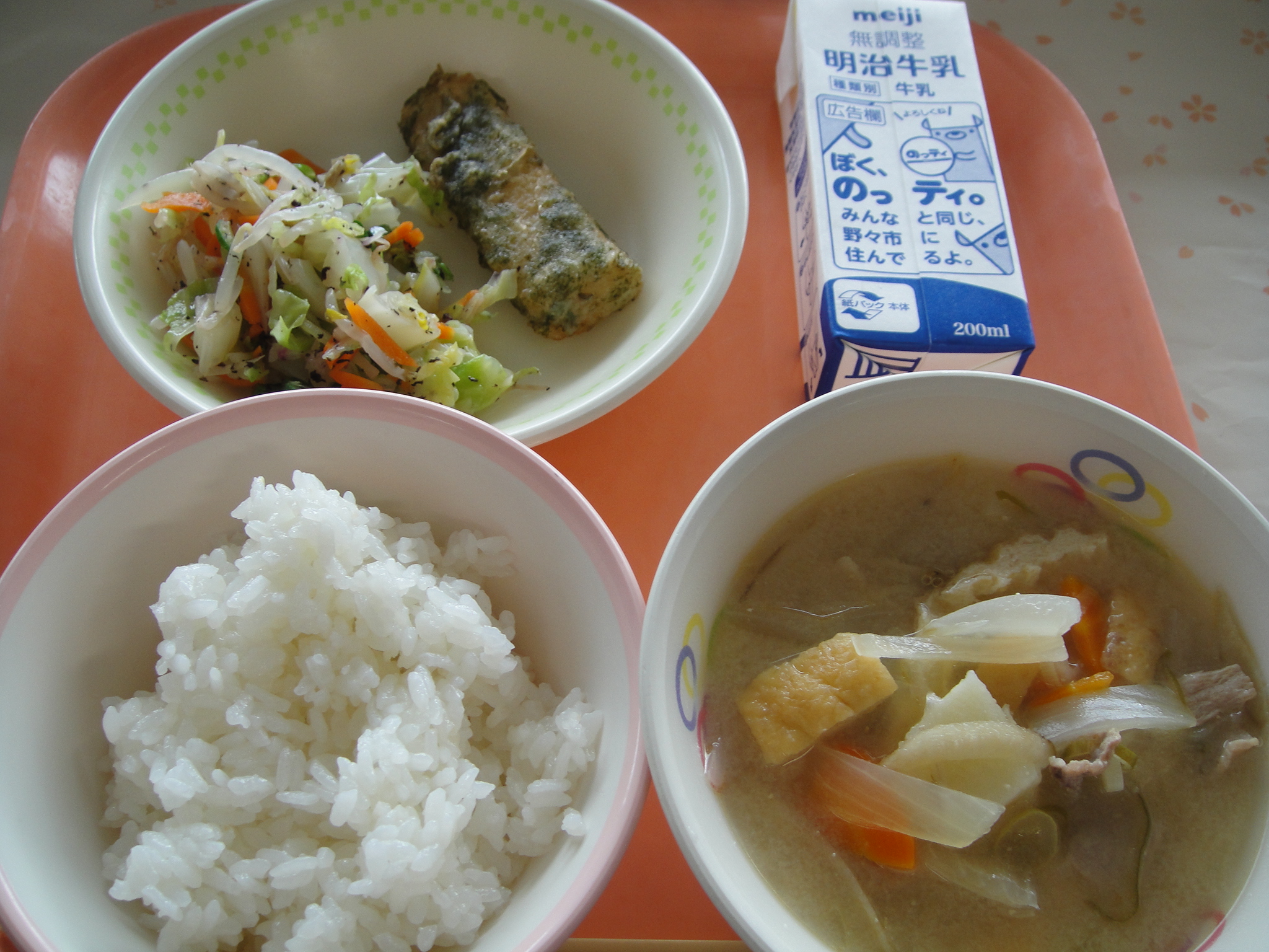 666㎉ ごはん 牛乳 よかたはべんのいそべあげ ゆかりあえ めったじる