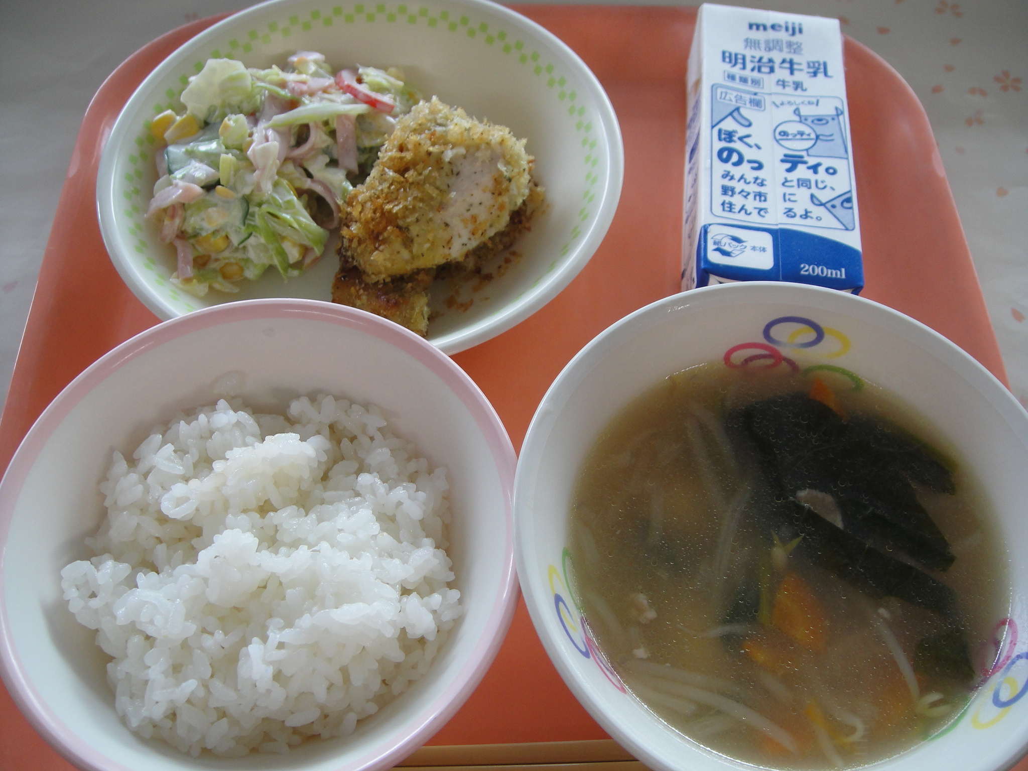 668㎉ ごはん 牛乳 とりのこうそうパンこやき ハムサラダ うずらたまごとあおなのスープ