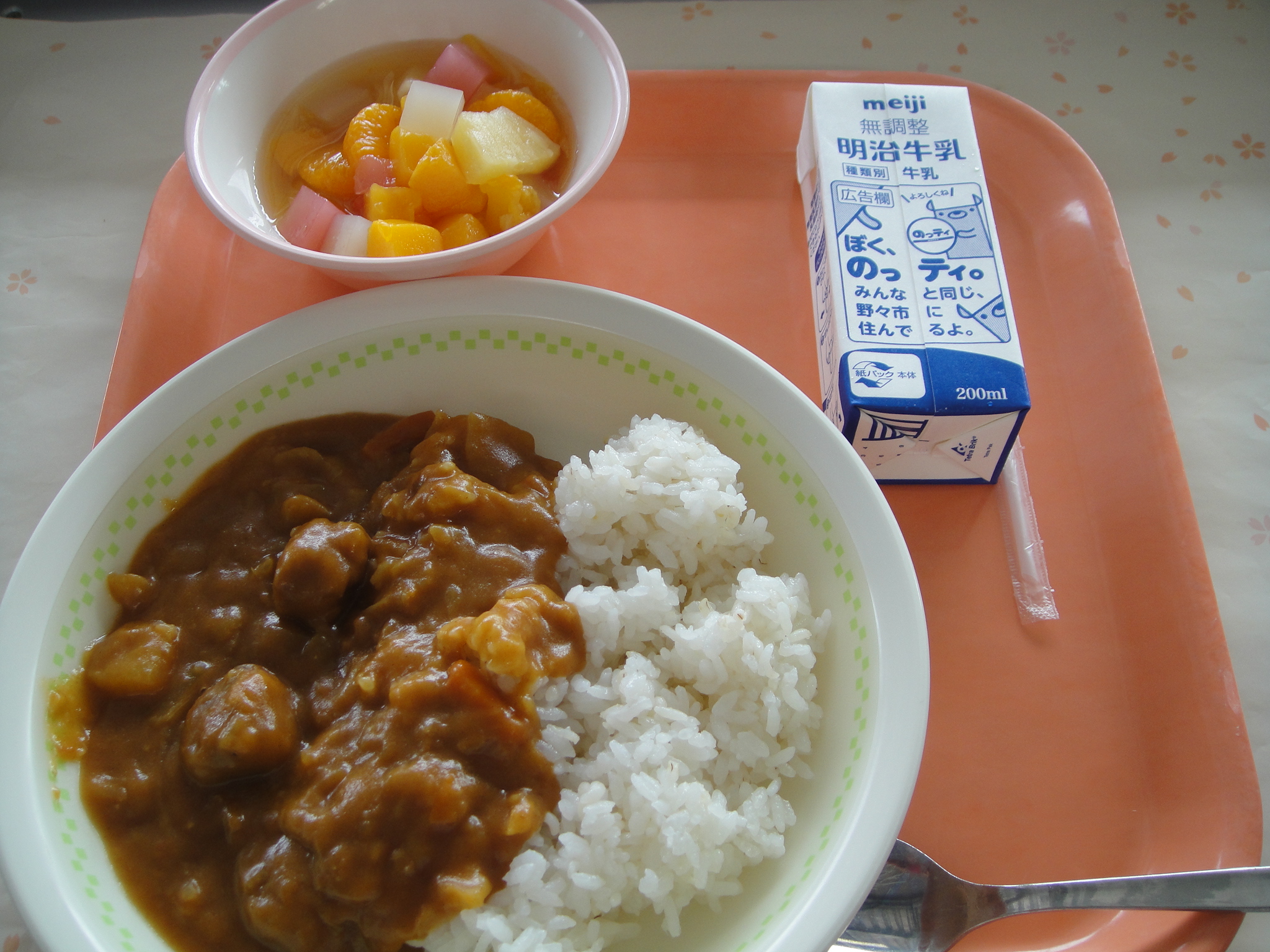 800㎉　むぎごはん　牛乳　さばカレー　なしのフルーツカクテル