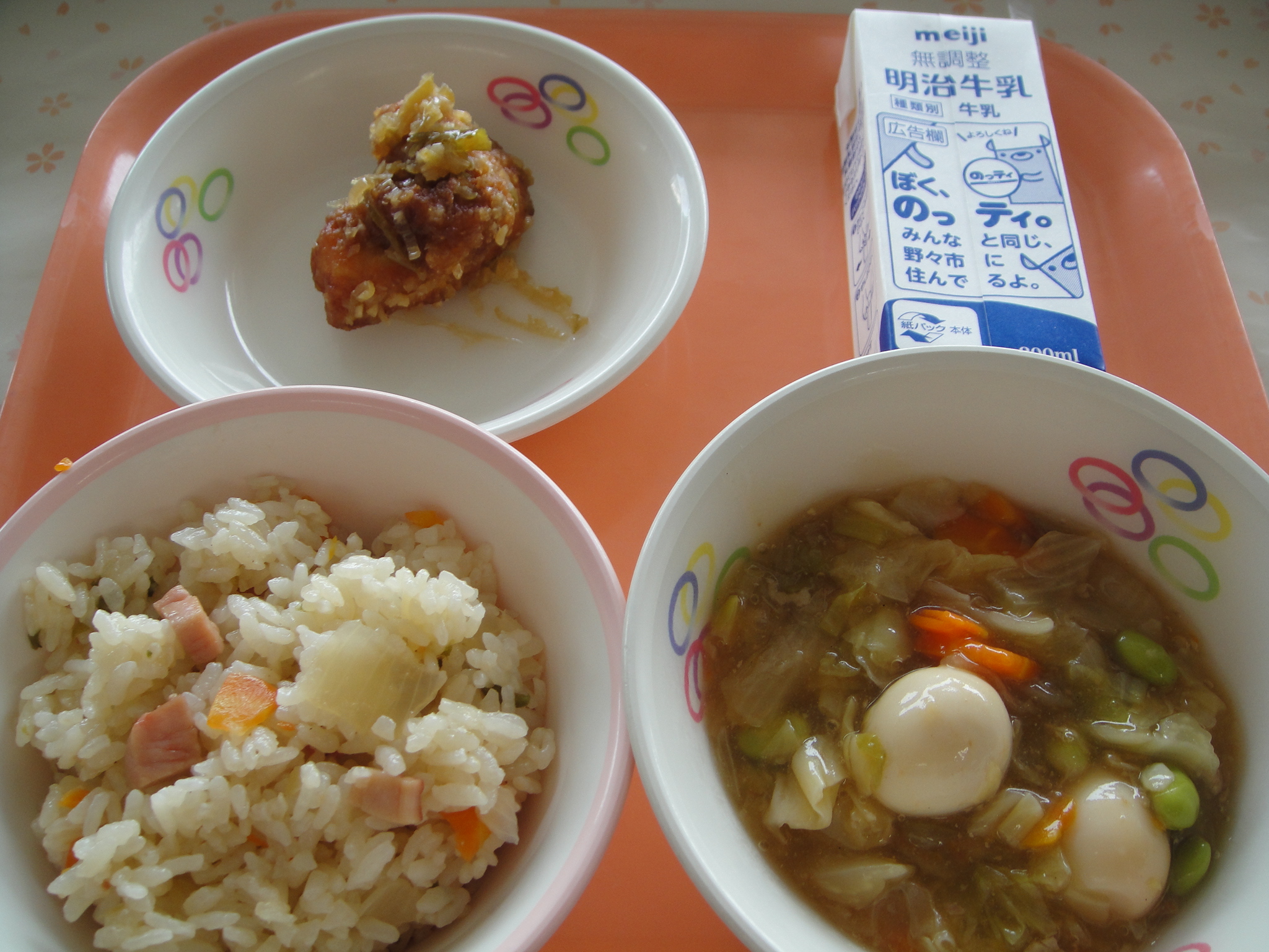 695㎉ チャーハン 牛乳 ユーリンチー はっぽうさい