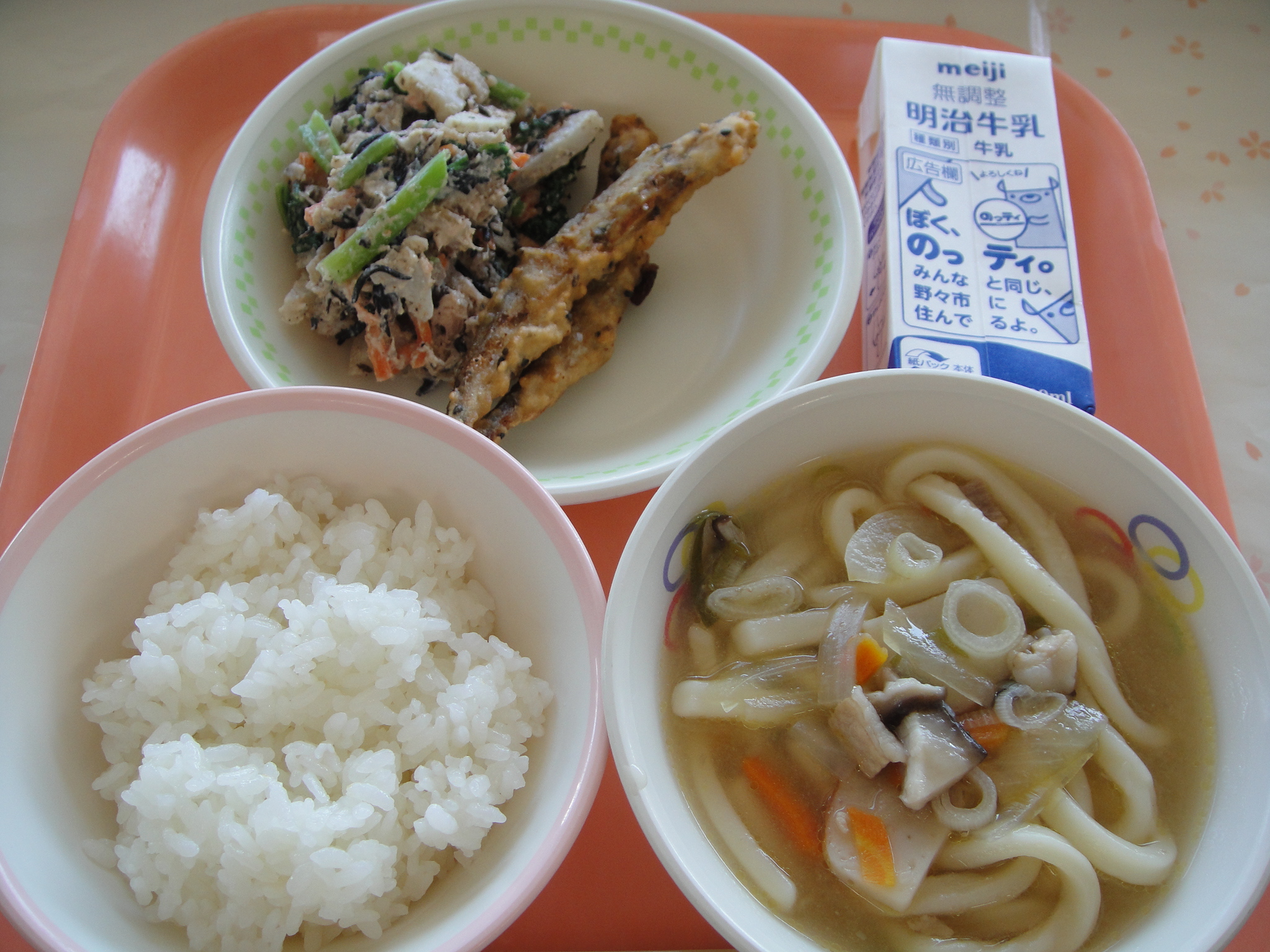 672㎉ ごはん 牛乳 ししゃものごまあげ れんこんのしらあえ かやくうどん