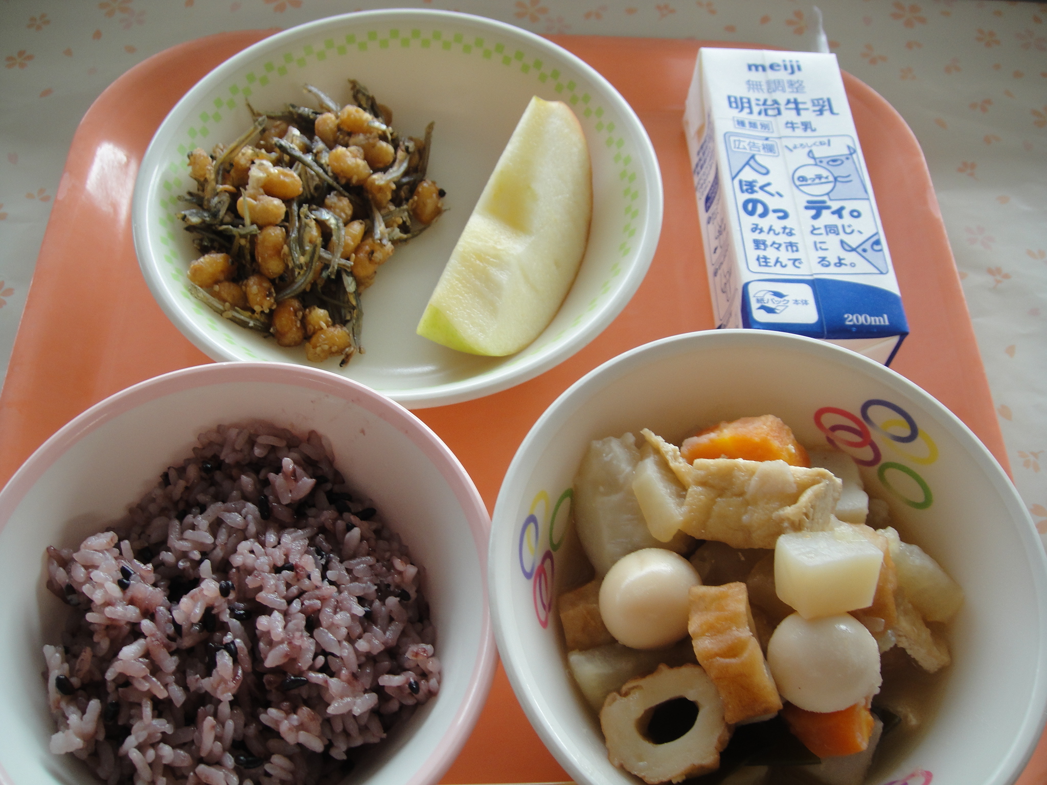 693㎉ くろまいごはん 牛乳 だいずとこざかなのごまからめ おでん りんご