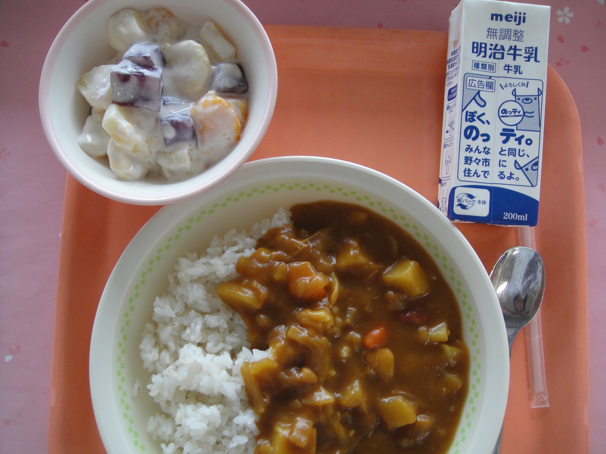 721㎉　むぎごはん　牛乳　チキンカレー　フルーツヨーグルト