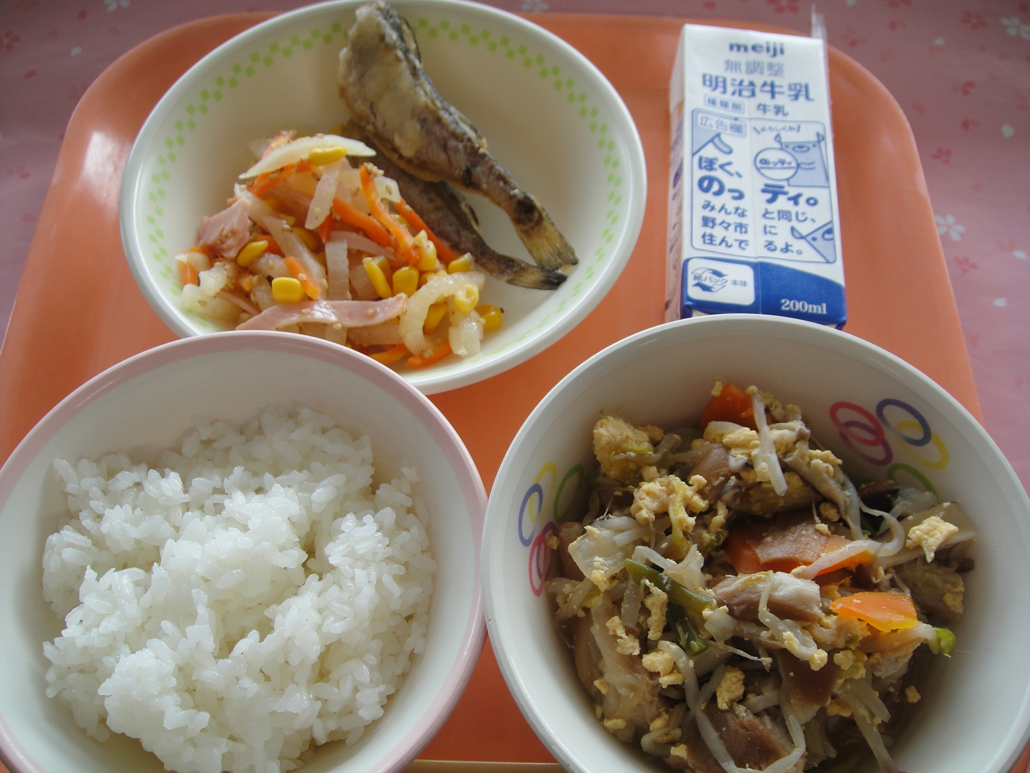 642㎉ ごはん 牛乳 ハタハタのからあげ だいこんサラダ やさいたっぷりたまごとじ