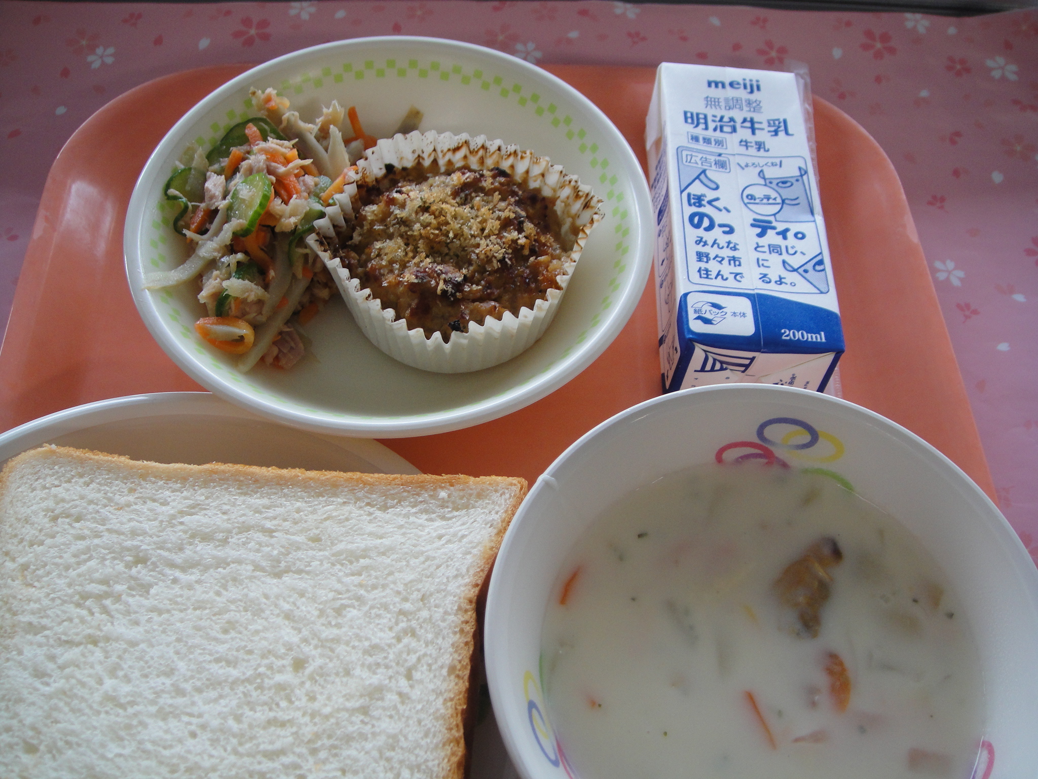 670㎉　ミルク食パン　牛乳　ヤーコンいりやきメンチカツ　ごぼうサラダ　シーフードチャウダー