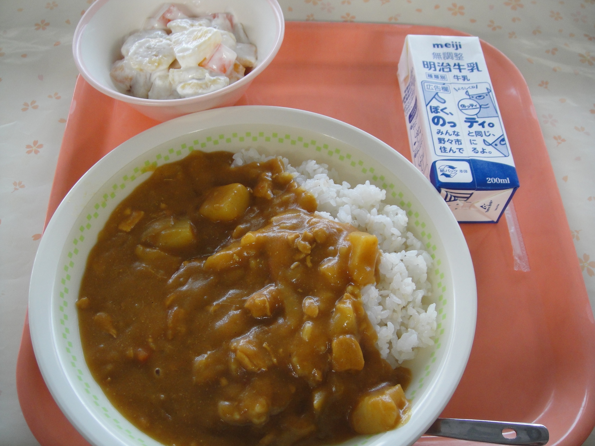 756㎉　むぎごはん　牛乳　チキンカレー　フルーツのなまクリームあえ