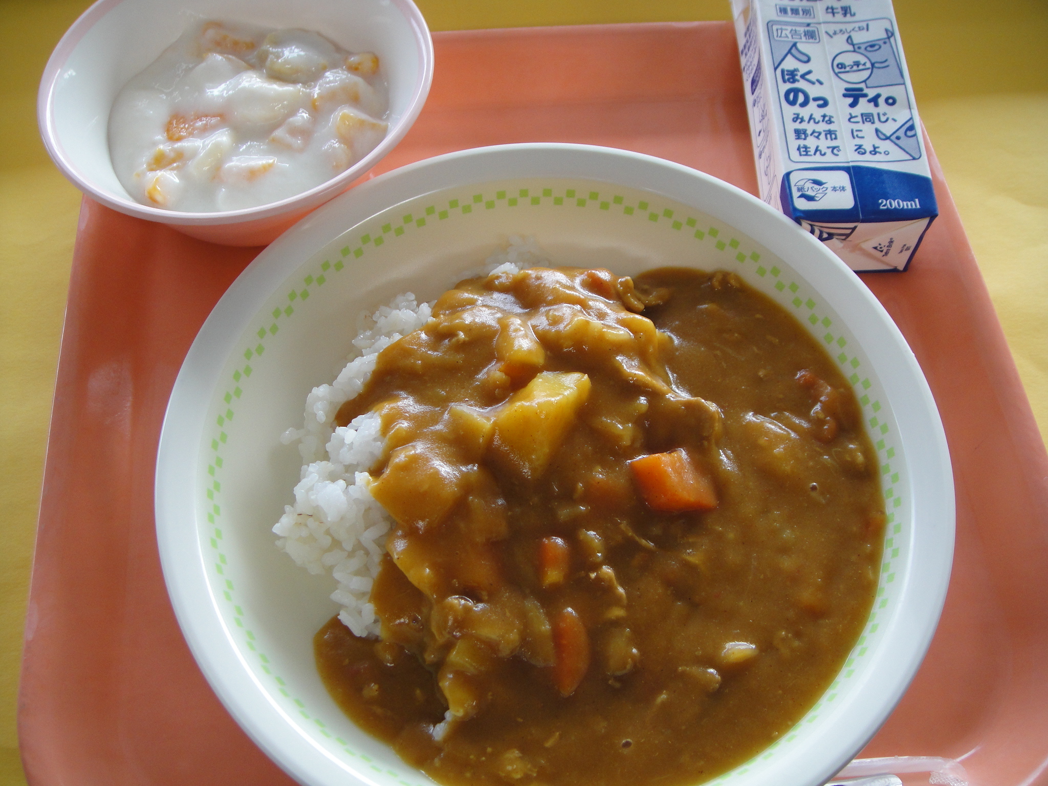 789kcal　カレーライス（麦飯）　牛乳　フルーツミルクゼリー