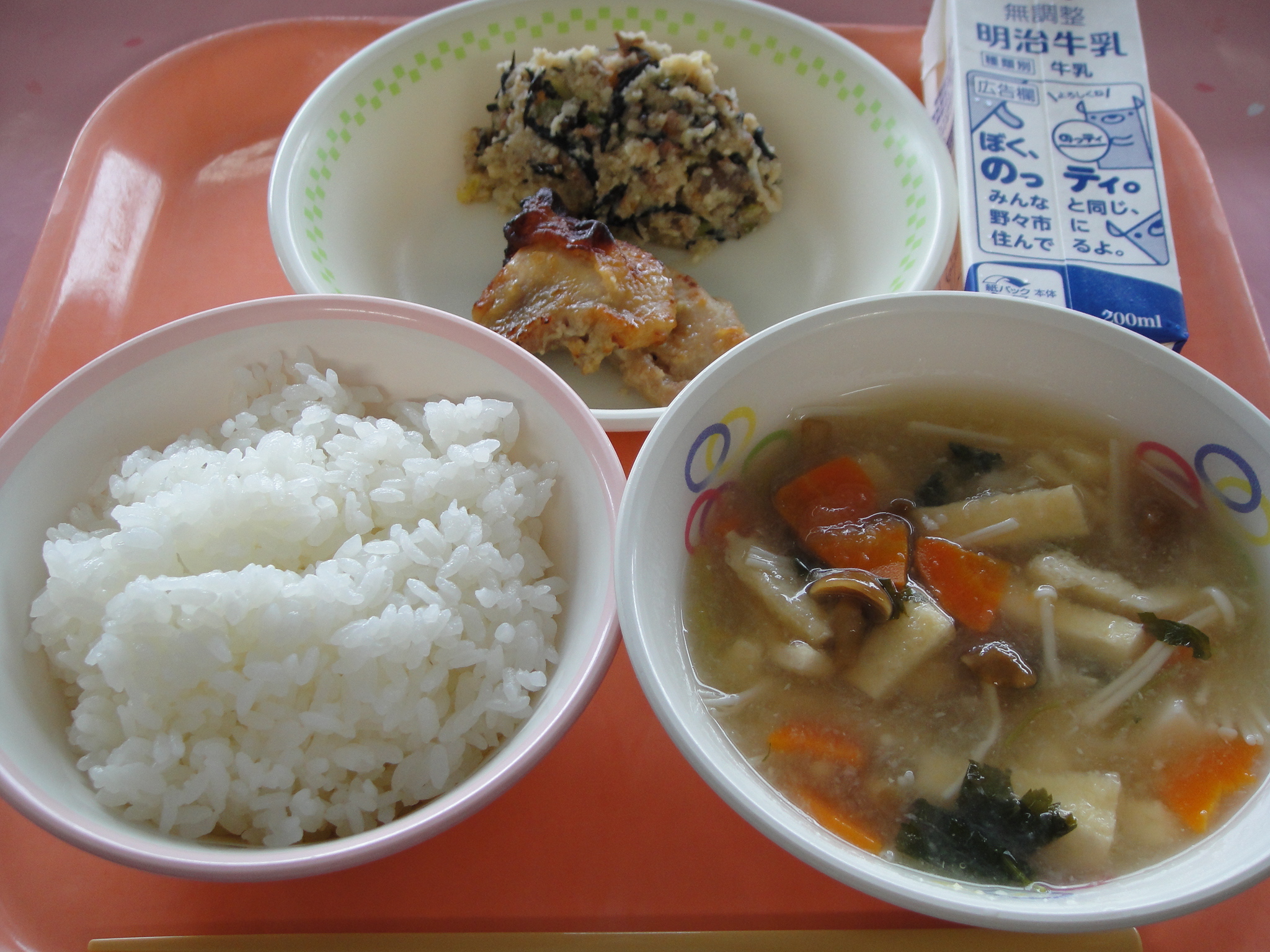 668kcal　ごはん　牛乳　鶏肉の味噌焼き　すき焼き風卯の花の炒り煮　ゆきみじる