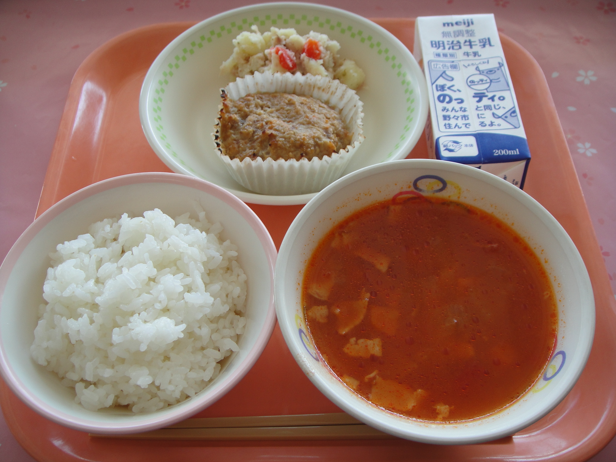 729kcal　ごはん　牛乳　ヤーコン入りミートローフ　ポテトバジルサラダ　野々市大豆のトマトソース