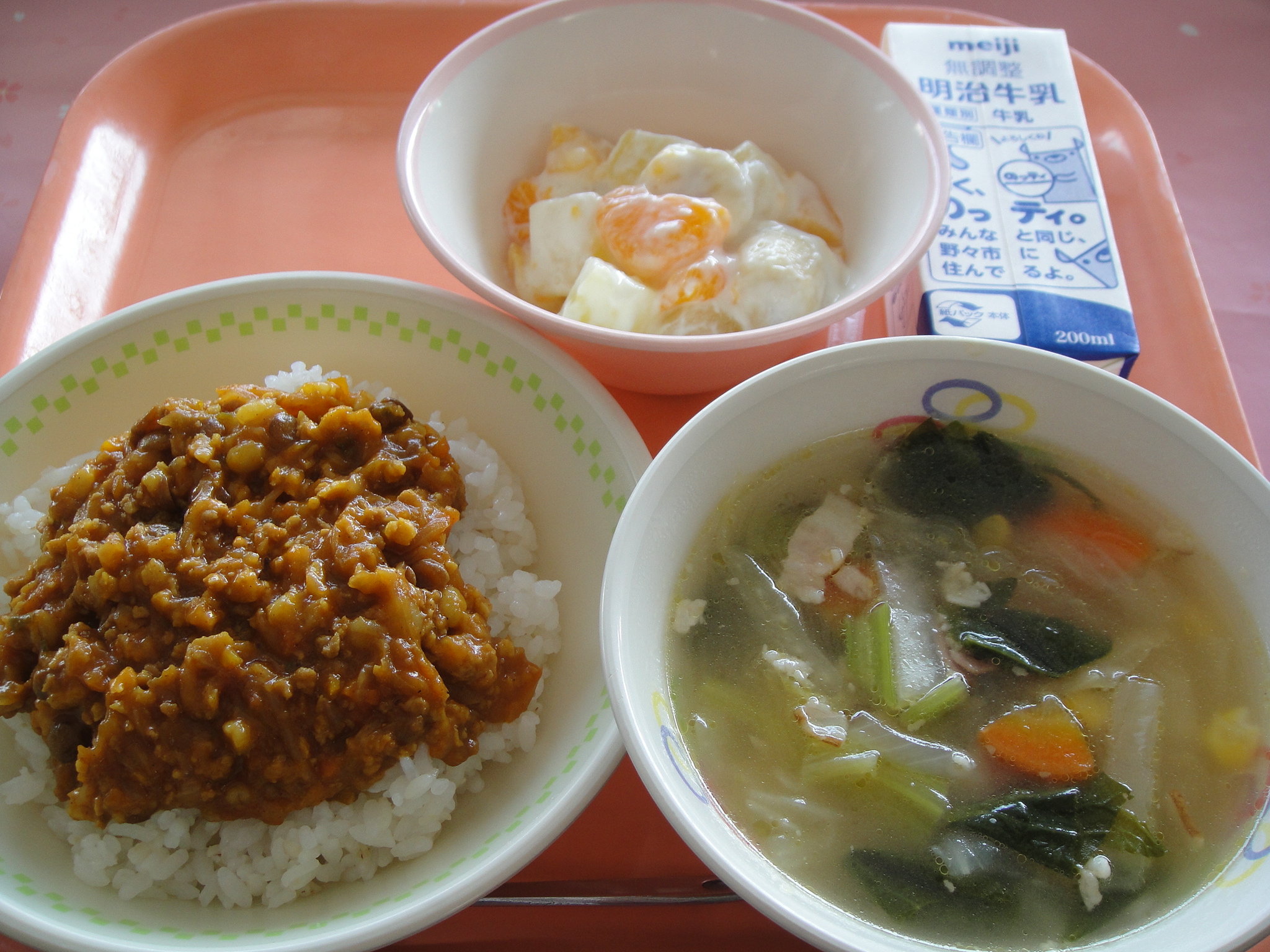 674kcal　ドライカレー（麦飯）　牛乳　野菜スープ　フルーツヨーグルト