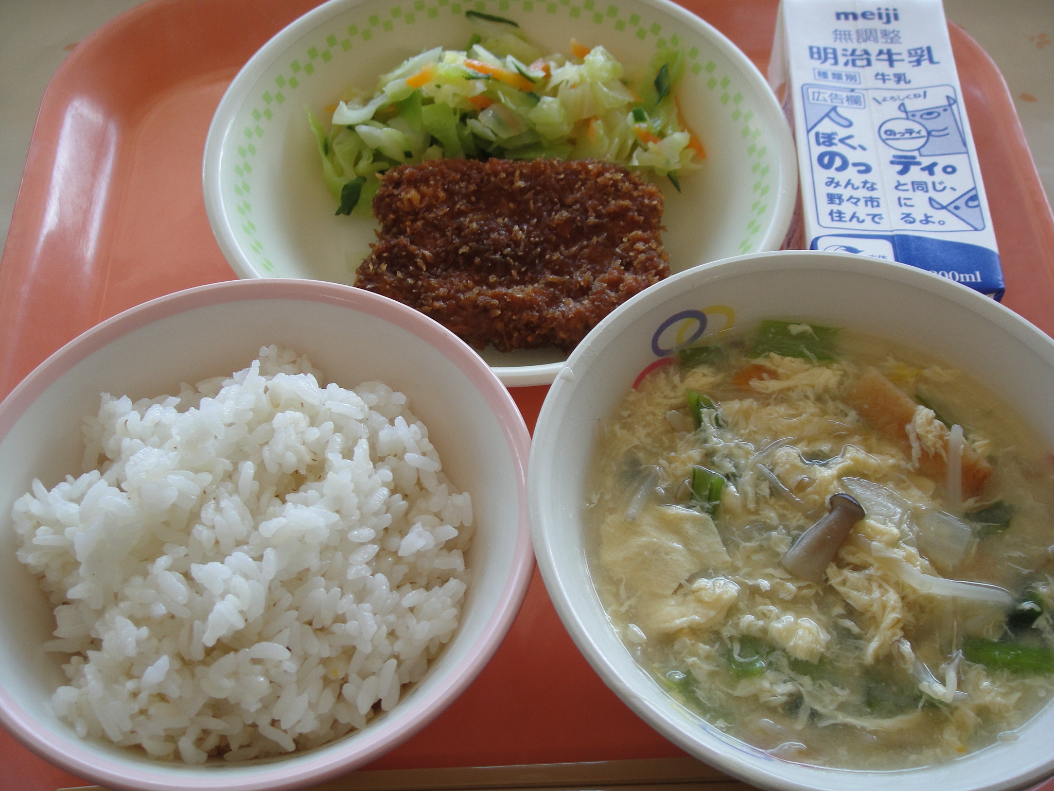 674kcal　ごはん　牛乳　ソースとんかつ　ゆで野菜　かき玉みそ汁