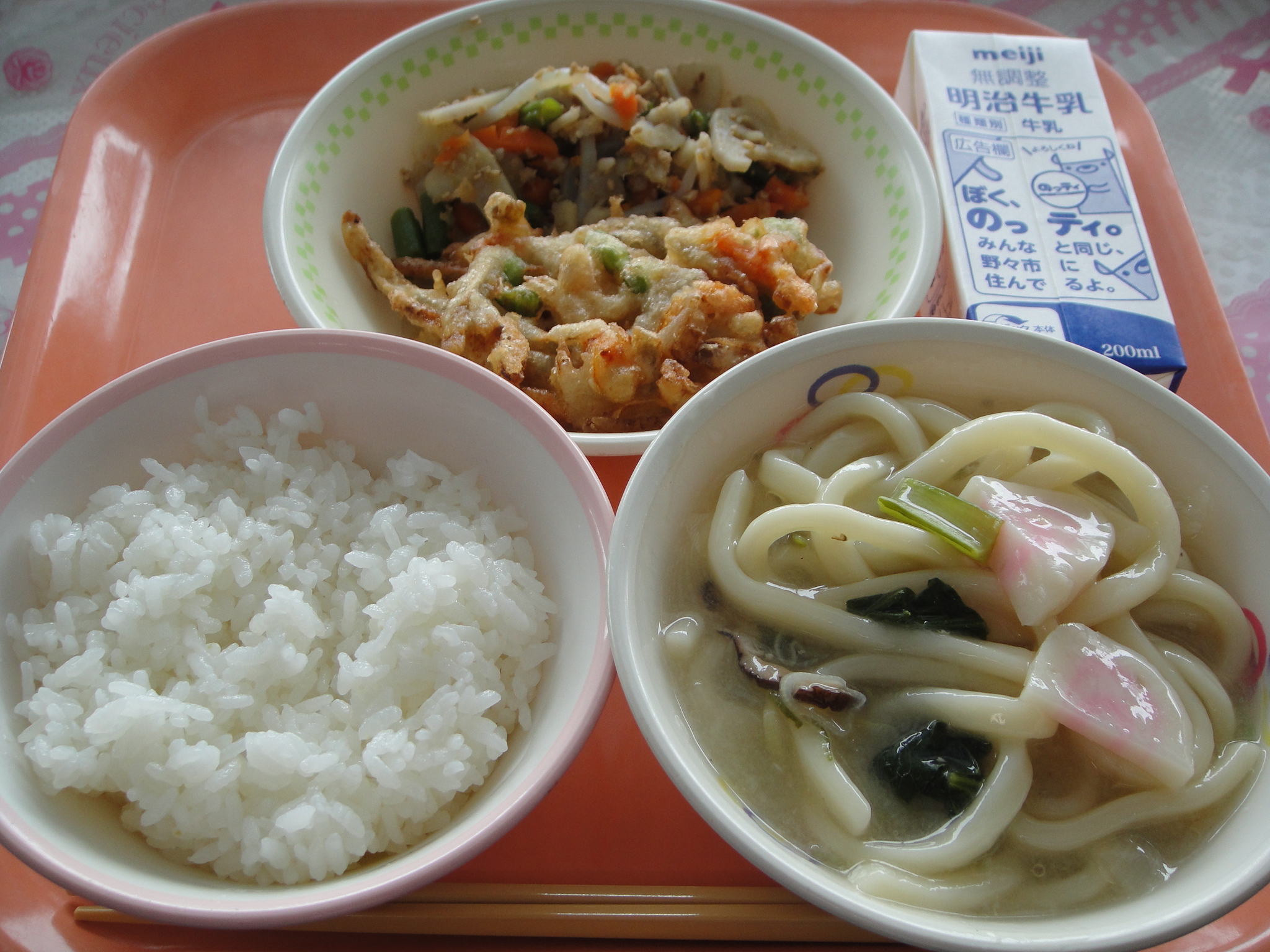 638kcal　ごはん　牛乳　野菜のかき揚げ　はすきんぴら　あんかけうどん