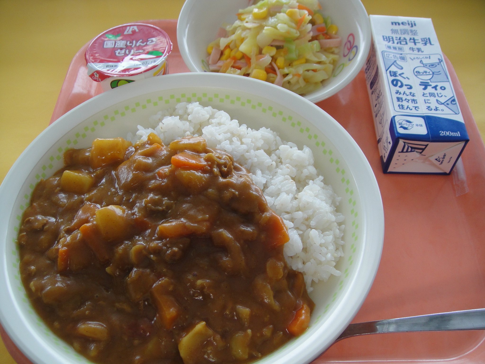 727kcal　カレーライス（麦飯）　牛乳　コーンサラダ　りんごゼリー