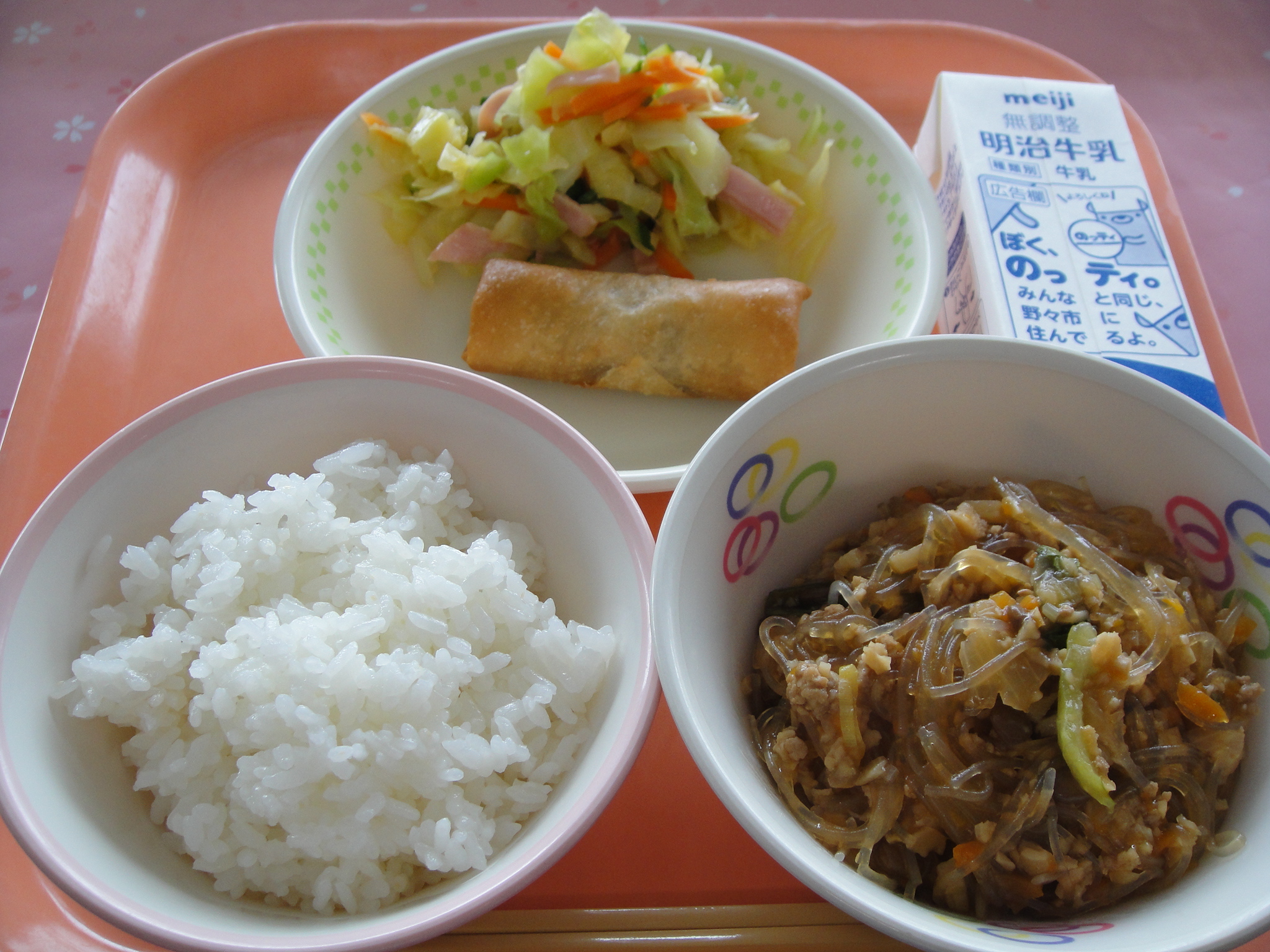 659kcal　ごはん　牛乳　春巻き　中華和え　麻婆春雨