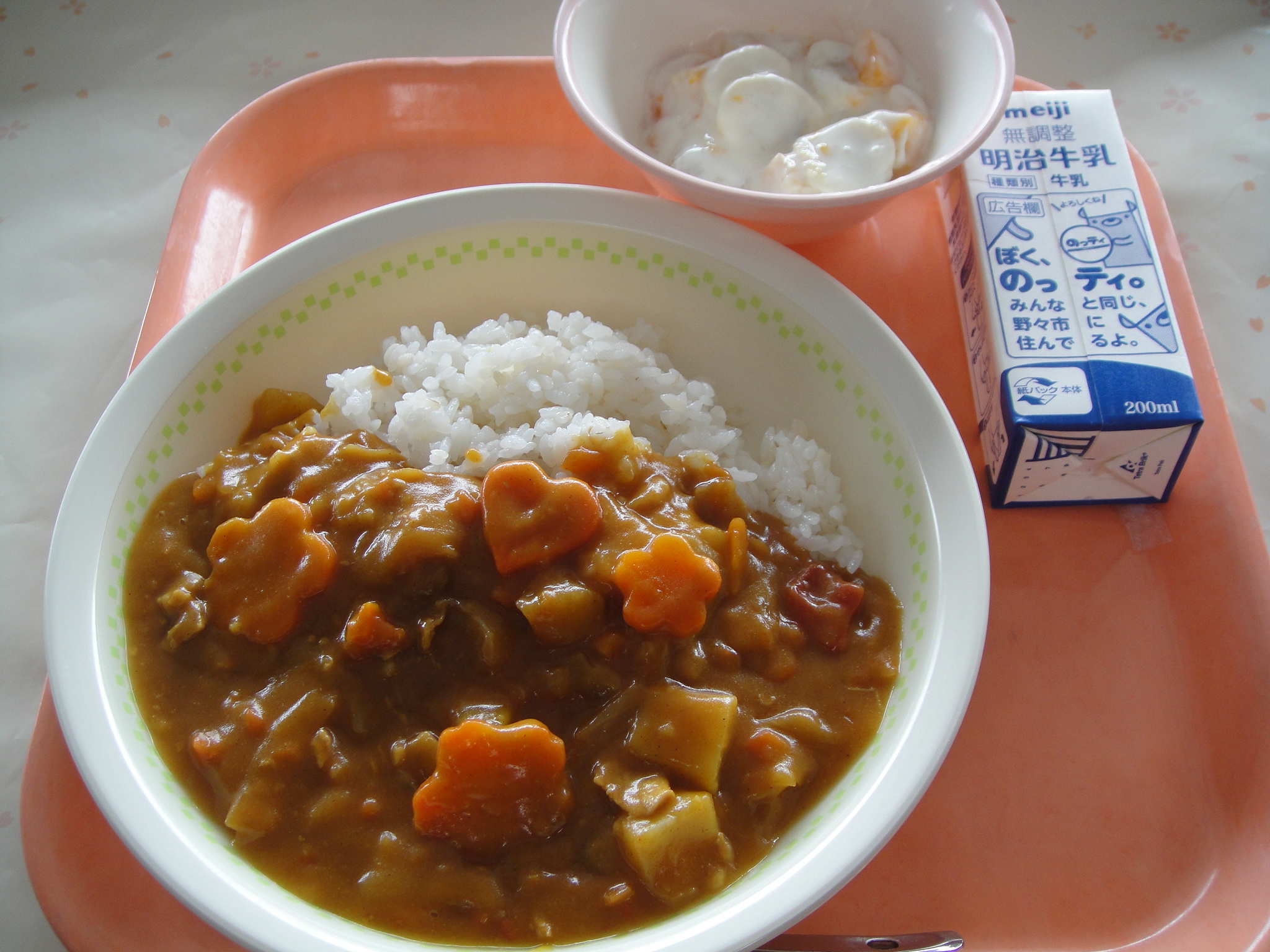 737kcal　カレーライス（麦飯）　牛乳　フルーツアロエヨーグルト