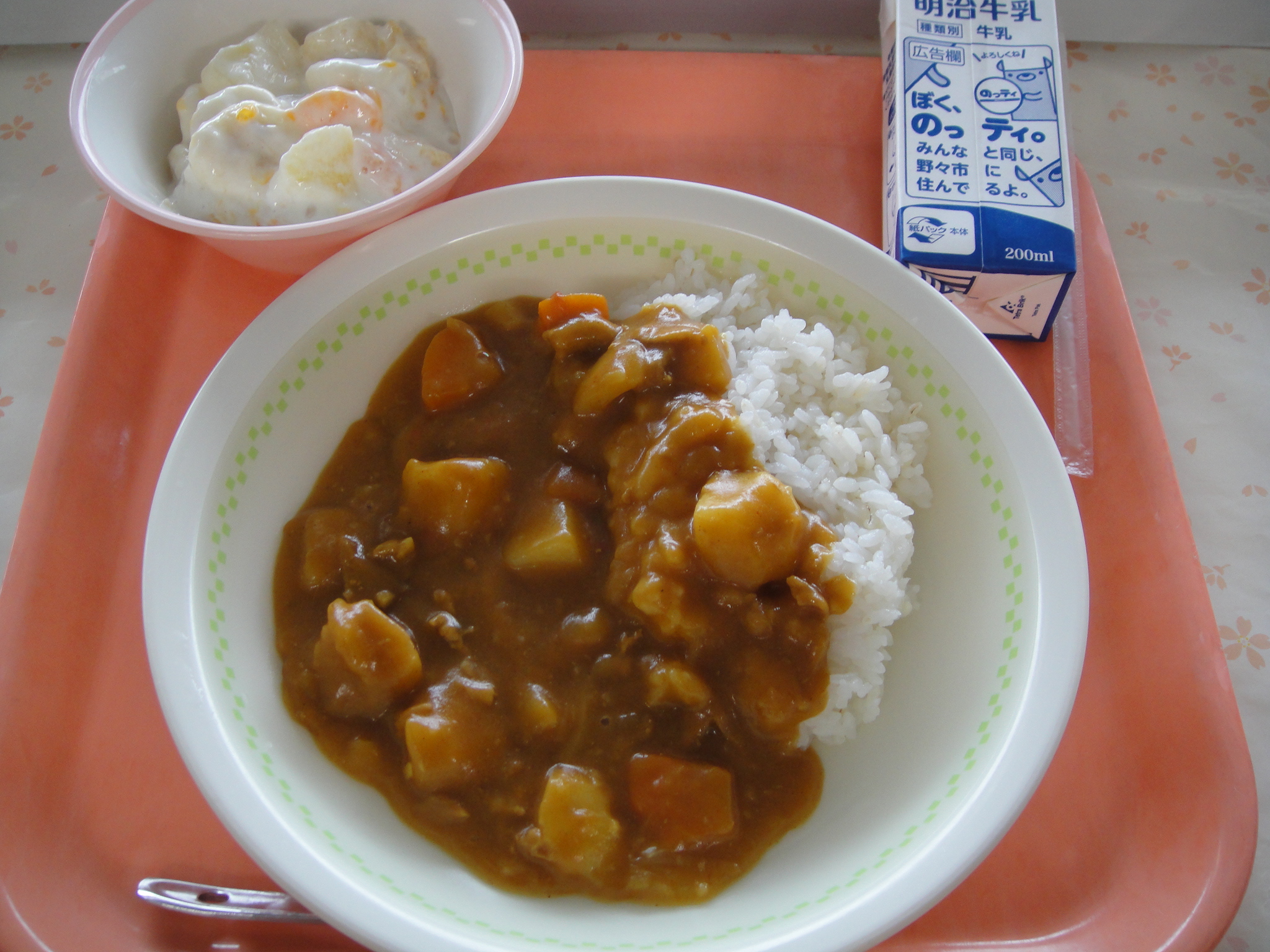 732㎉　カレーライス　牛乳　フルーツヨーグルト