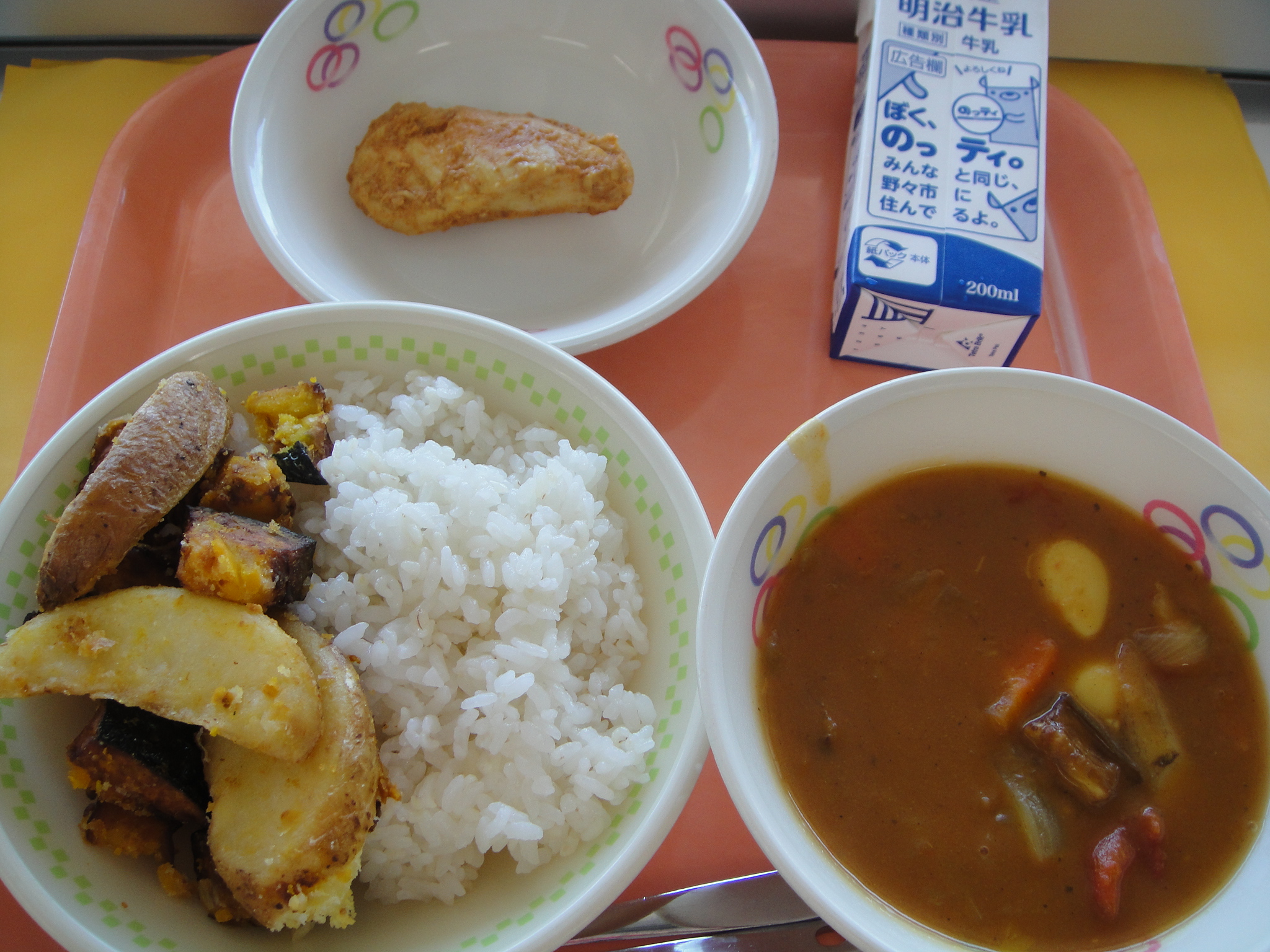 724㎉　むぎごはん　牛乳　タンドリーチキン　すあげやさい　スープカレー