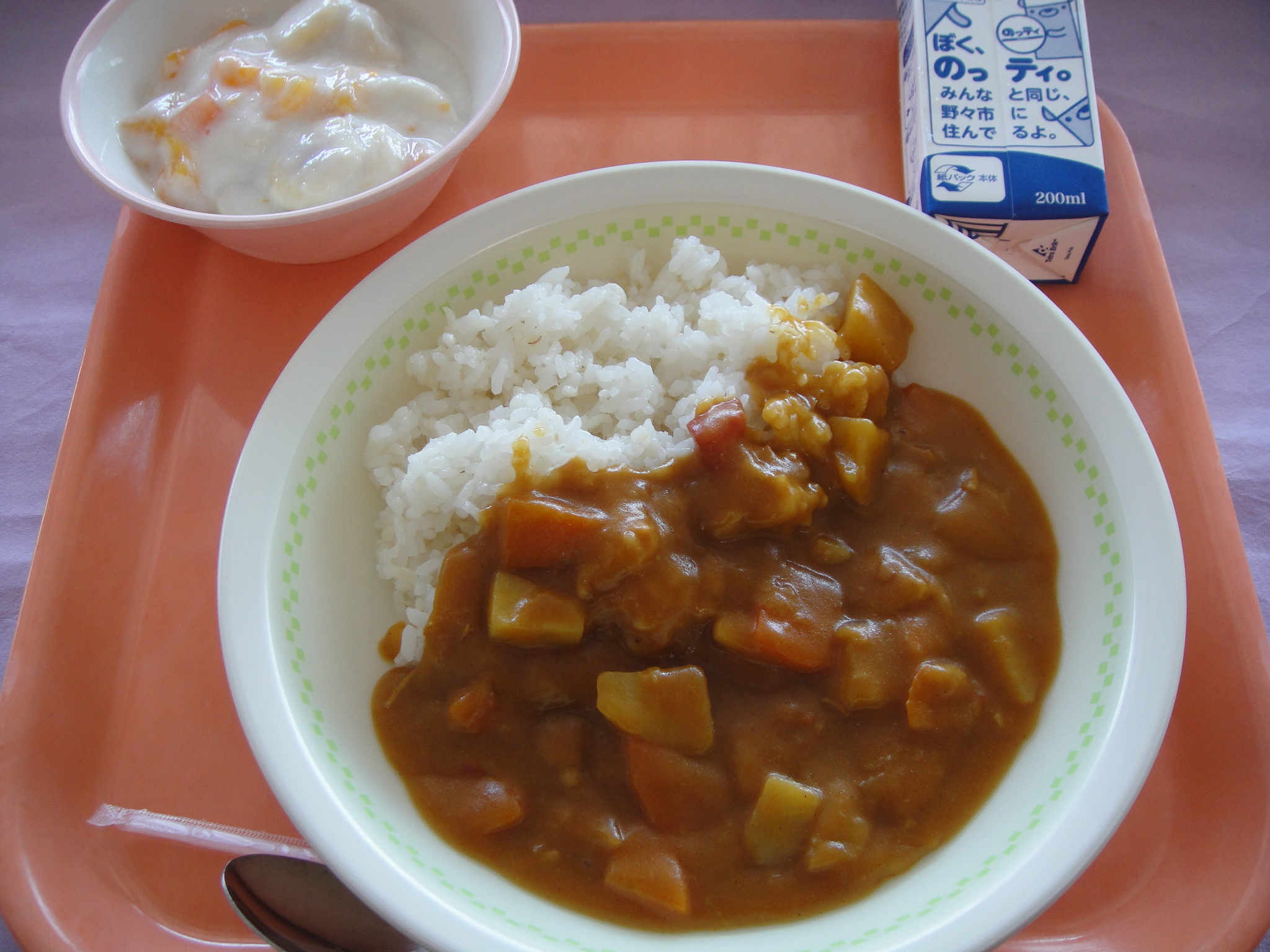 735kcal　チキンカレーライス（麦飯）　牛乳　フルーツミルクゼリー