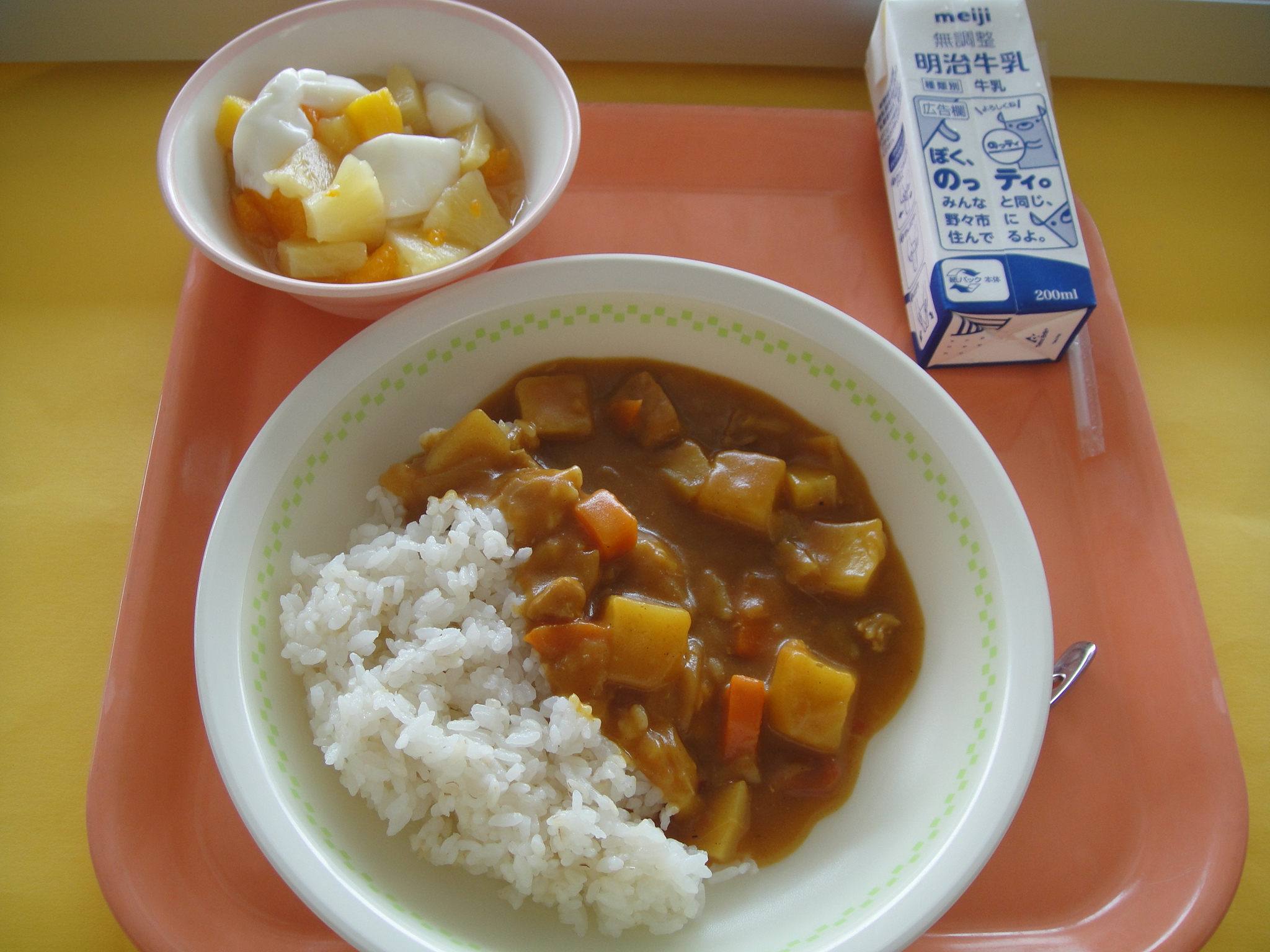 741㎉　カレーライス　牛乳　フルーツあんにんどうふ