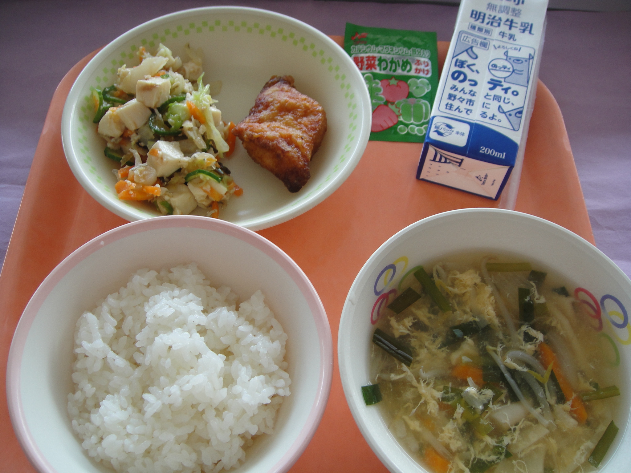 623㎉　ごはん　ふりかけ　牛乳　とりにくのレモンソース　とうふとじゃこのサラダ　にらたまスープ