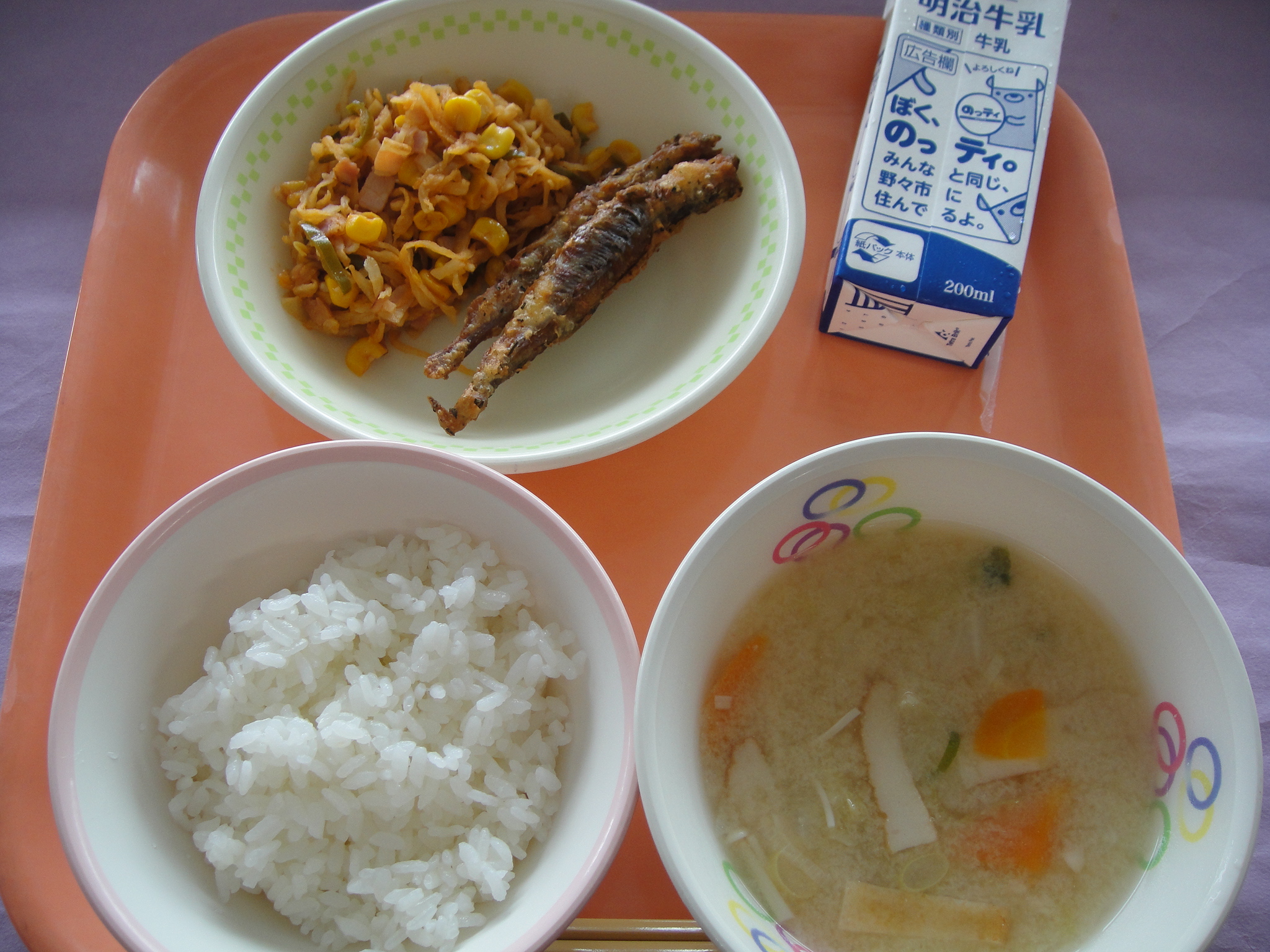 625㎉　ごはん　牛乳　ししゃものハーブフリッター　きりぼしだいこんのケチャップいため　キャベツとさつまあげのみそしる