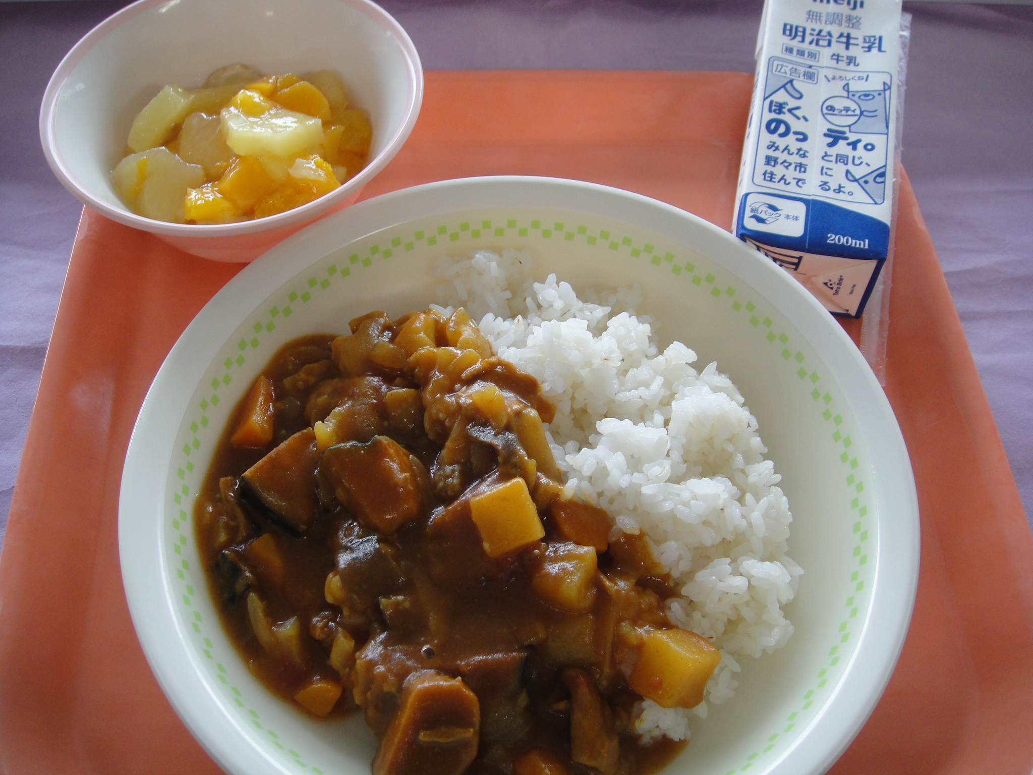 699㎉　むぎごはん　牛乳　なつやさいｶﾚｰ　フルーツゼリーあえ