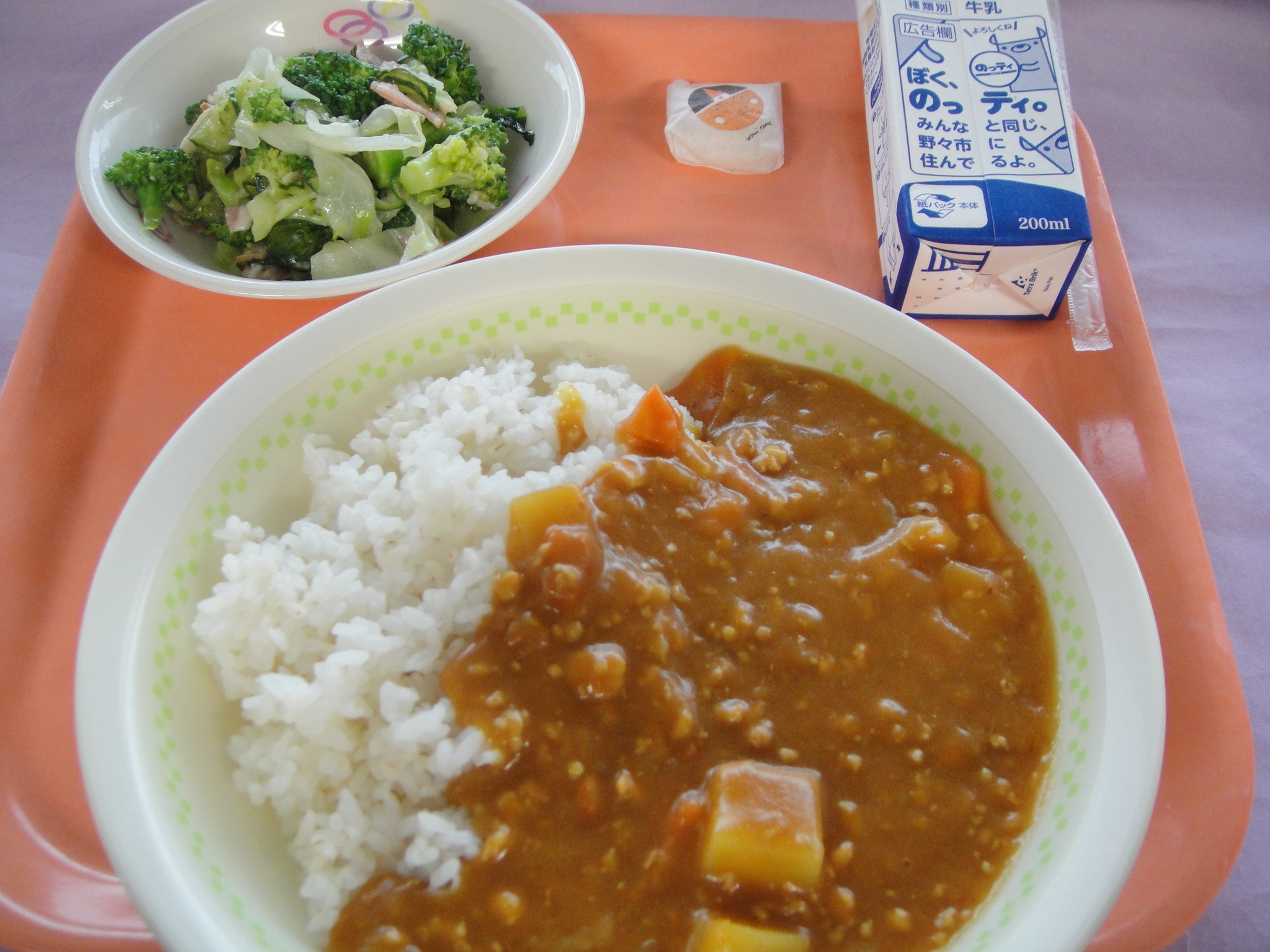 747㎉　むぎごはん　牛乳　ももたろうカレー　ブロッコリーのサラダ　きびたんご