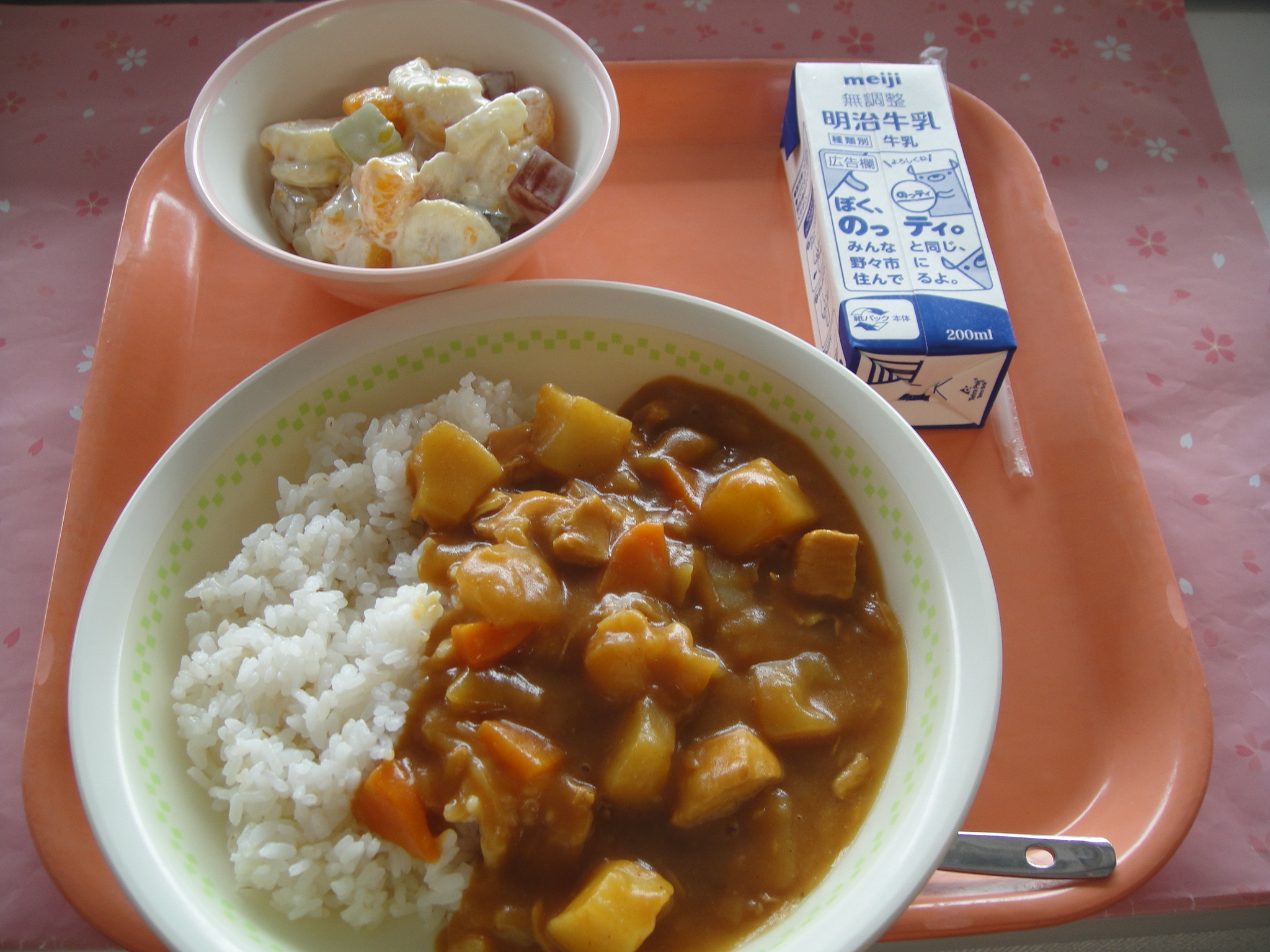 772㎉　むぎごはん　牛乳　チキンカレー　フルーツのなまクリームあえ　