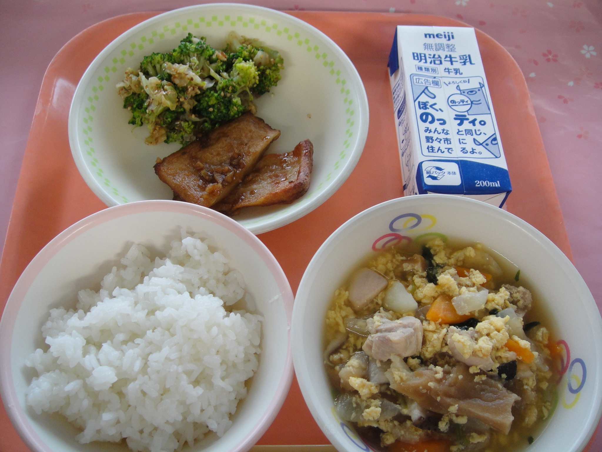 600㎉　ごはん　牛乳　さんみやき　ブロッコリーのおかかあえ　くるまふのたまごとじ