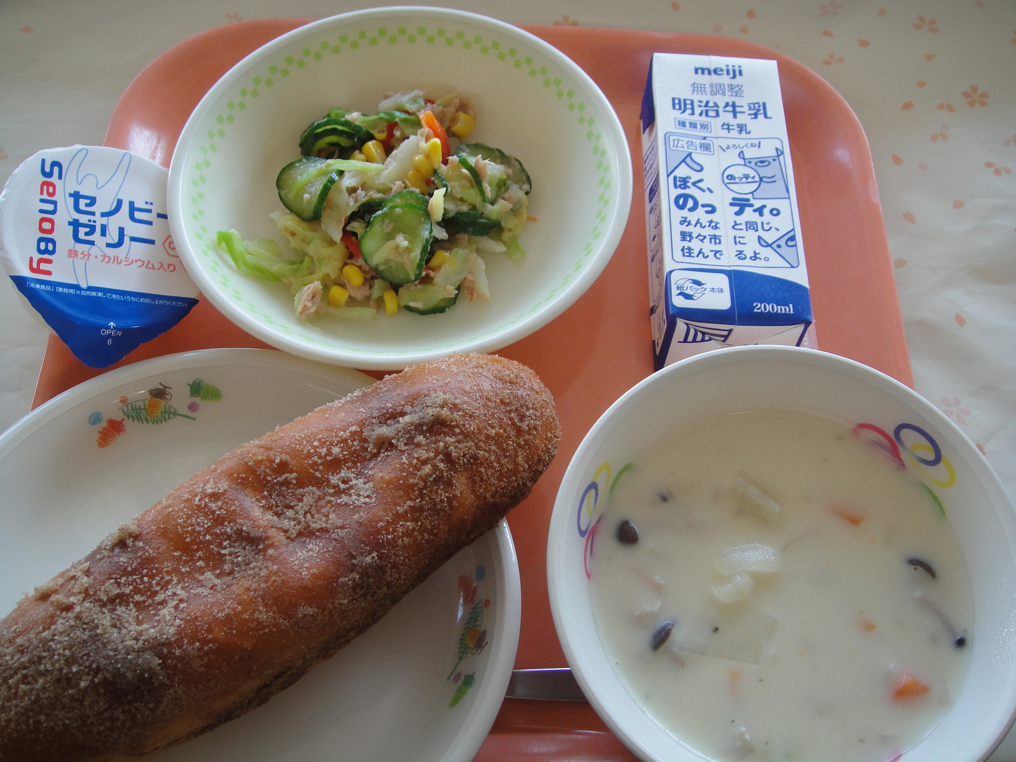 608㎉　キャラメルあげパン　牛乳　ツナサラダ　こめこのクラムチャウダー　セノビーゼリー