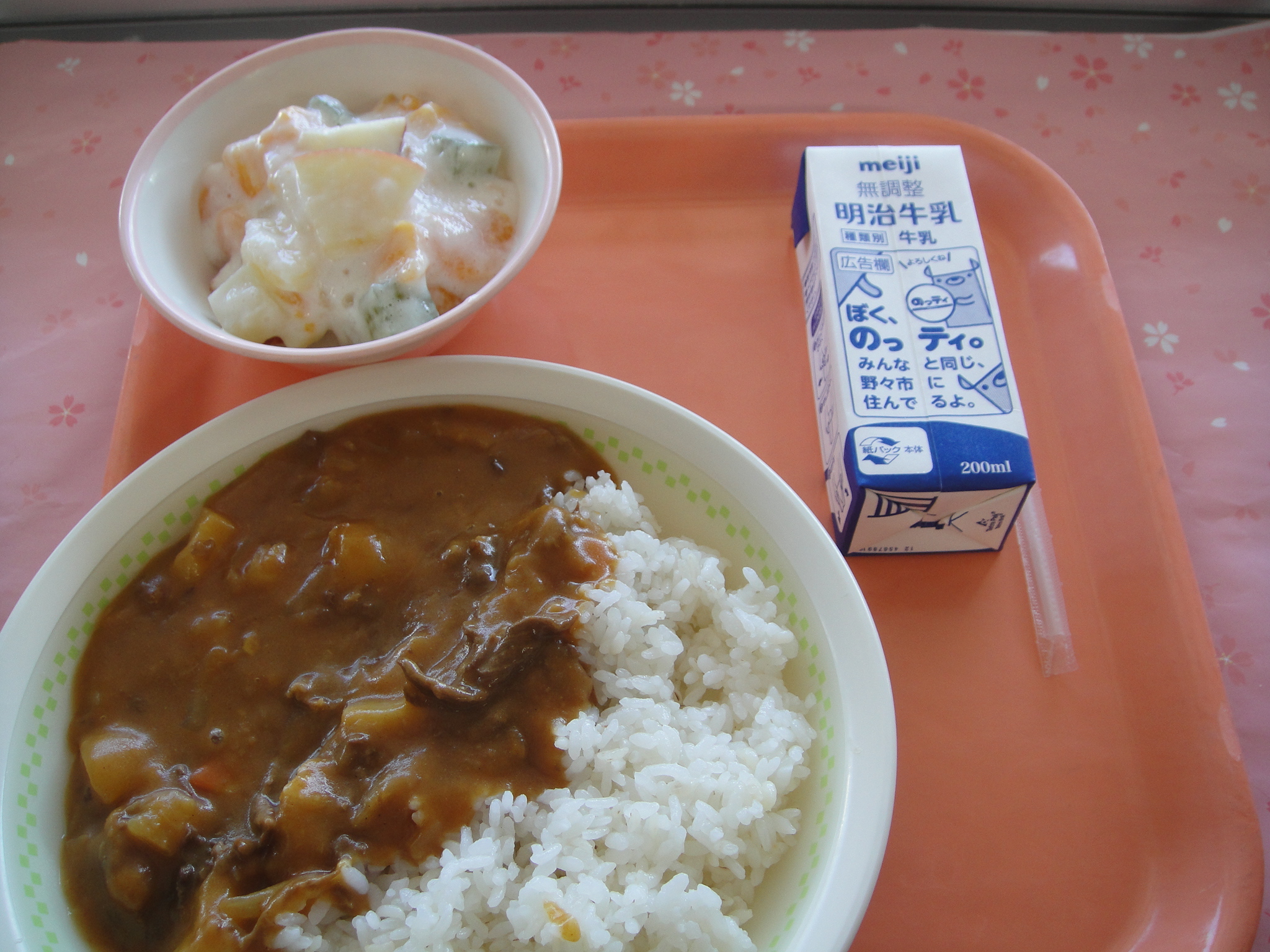 807㎉　カレーライス　牛乳　フルーツミルクゼリー