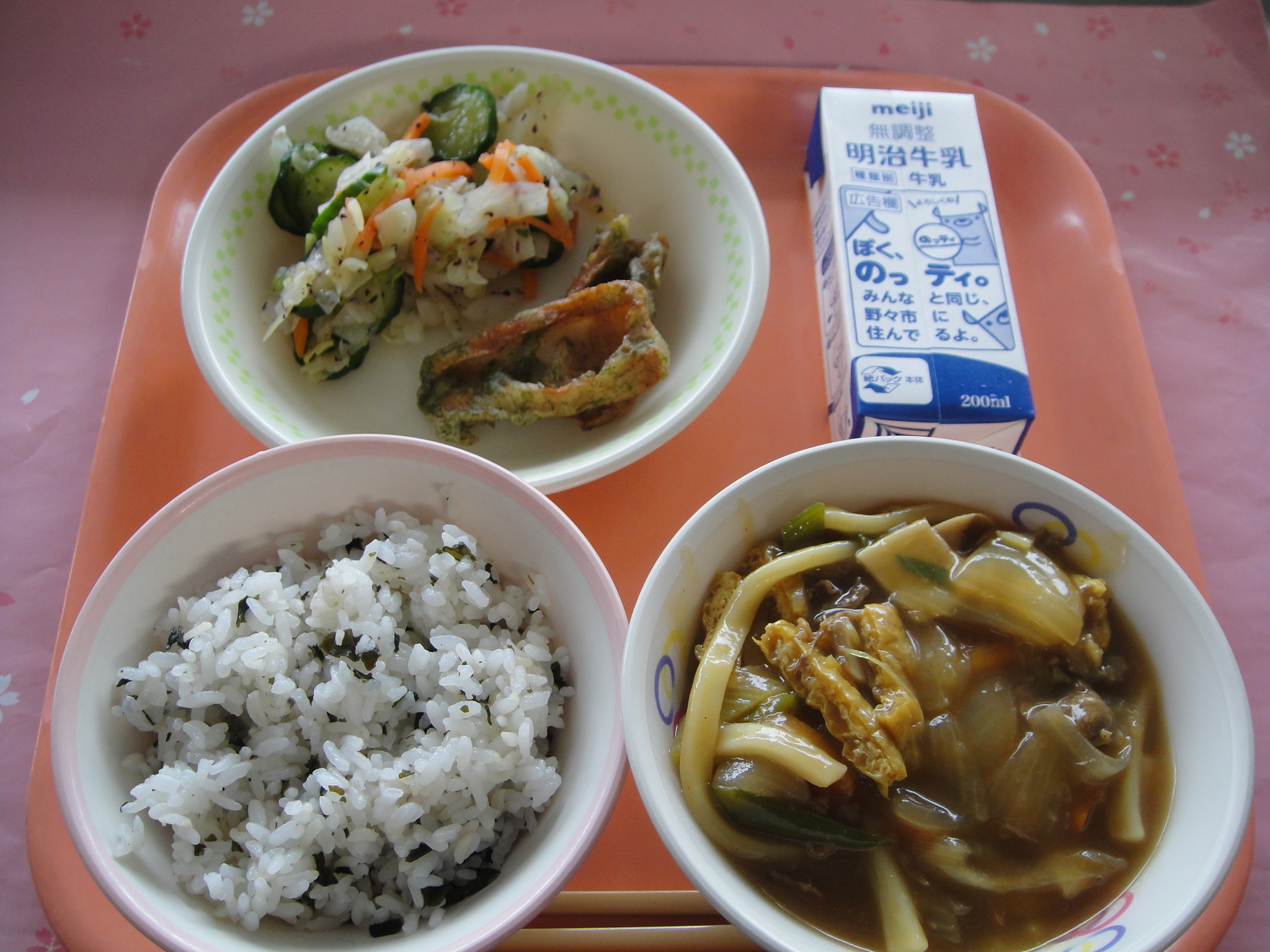 677㎉　わかめむぎごはん　牛乳　ちくわのいそべあげ　ゆかりあえ　カレーうどん