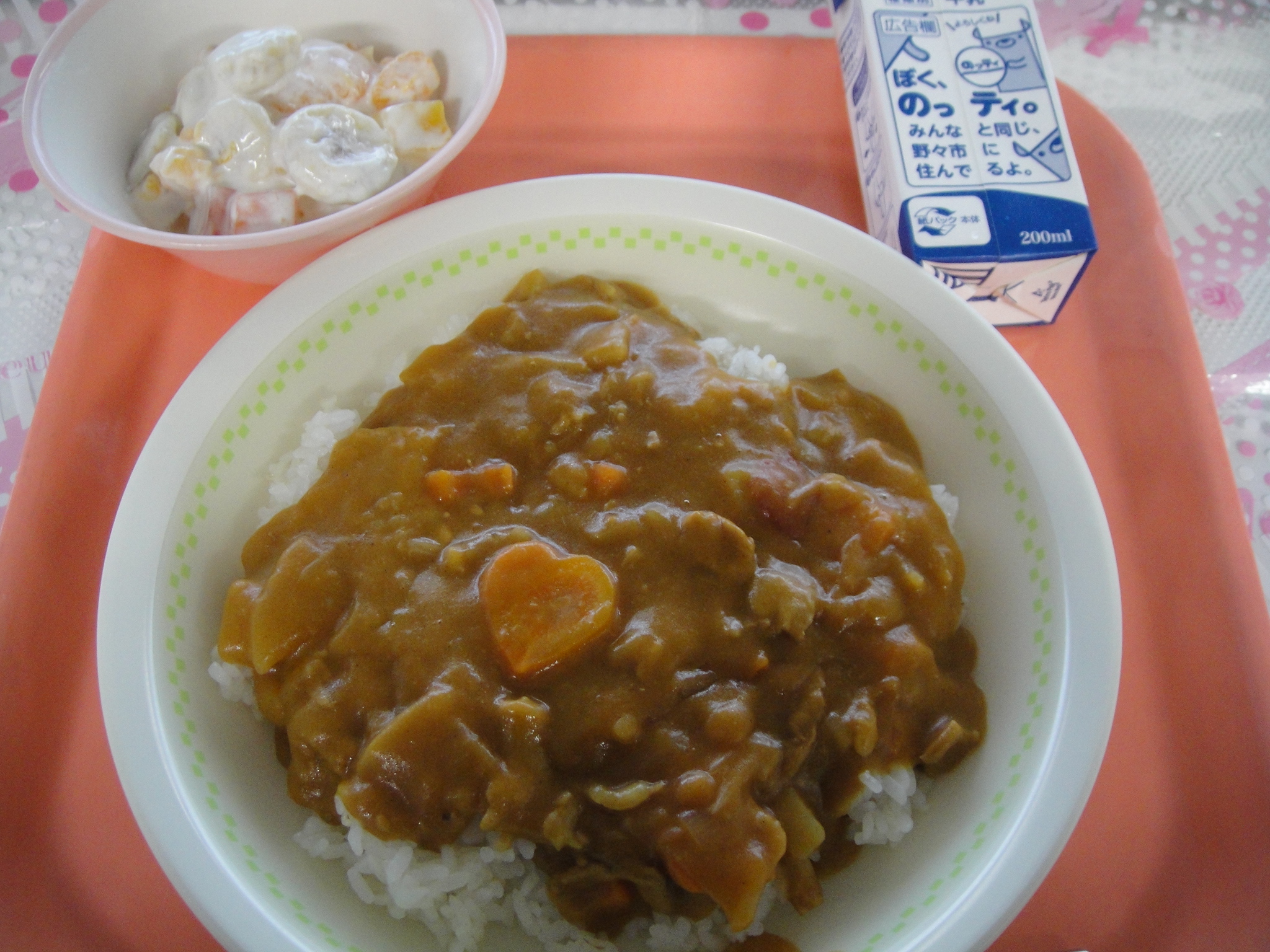 776㎉　カレーライス(むぎごはん)  牛乳　フルーツのなまクリームあえ