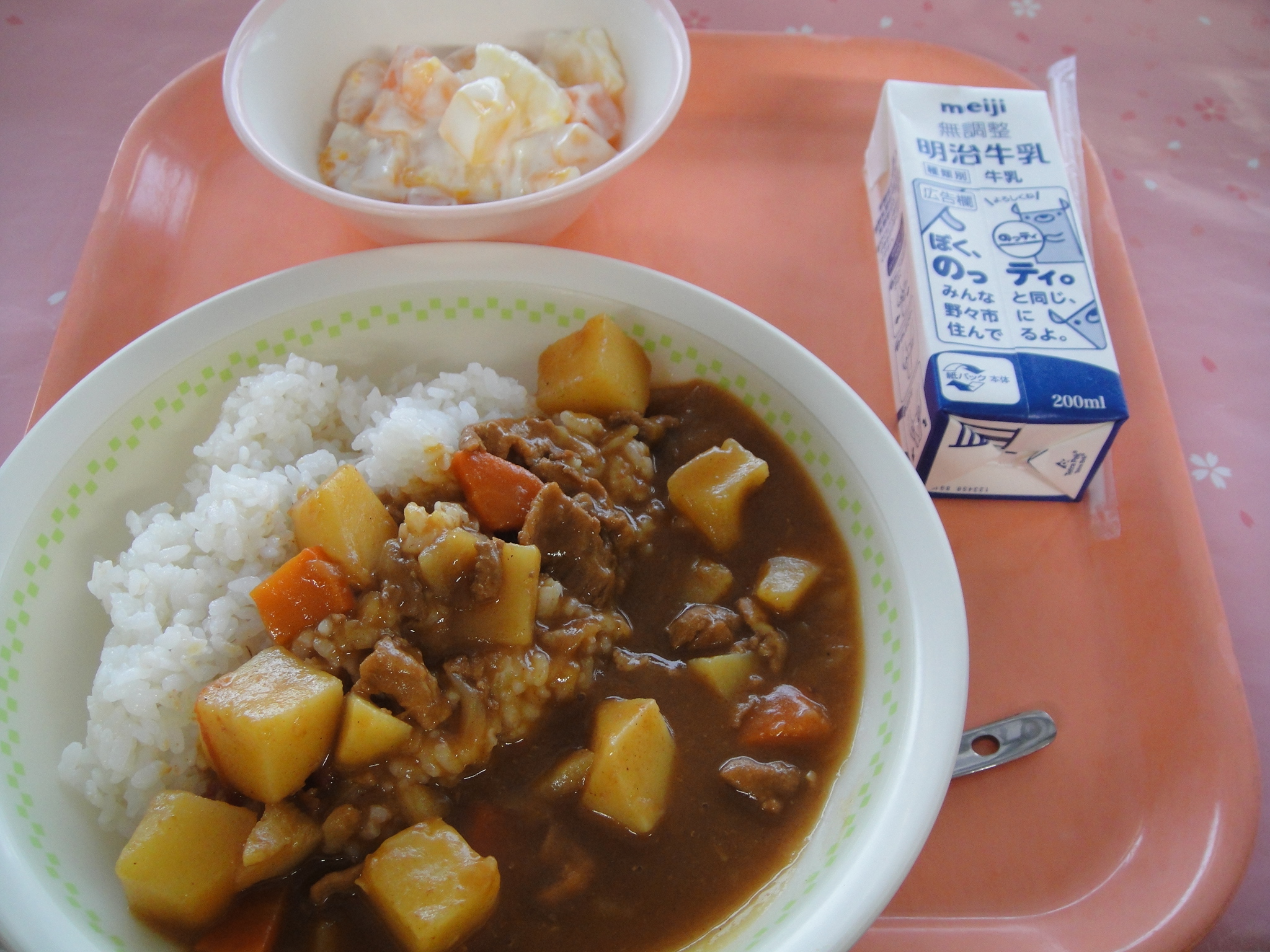 750㎉　カレーライス　牛乳　フルーツヨーグルト