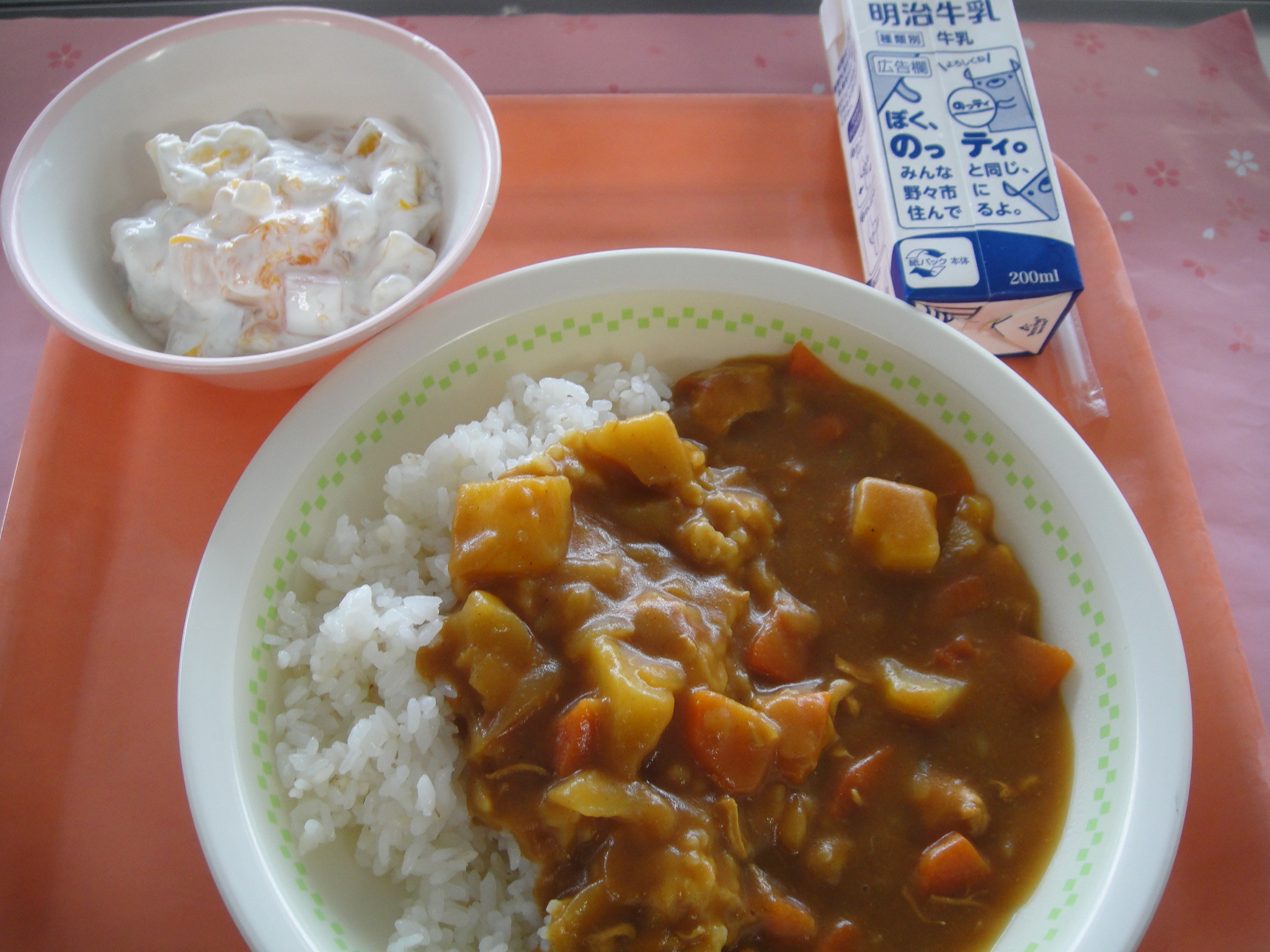 774㎉　カレーライス　牛乳　フルーツのなまクリームあえ